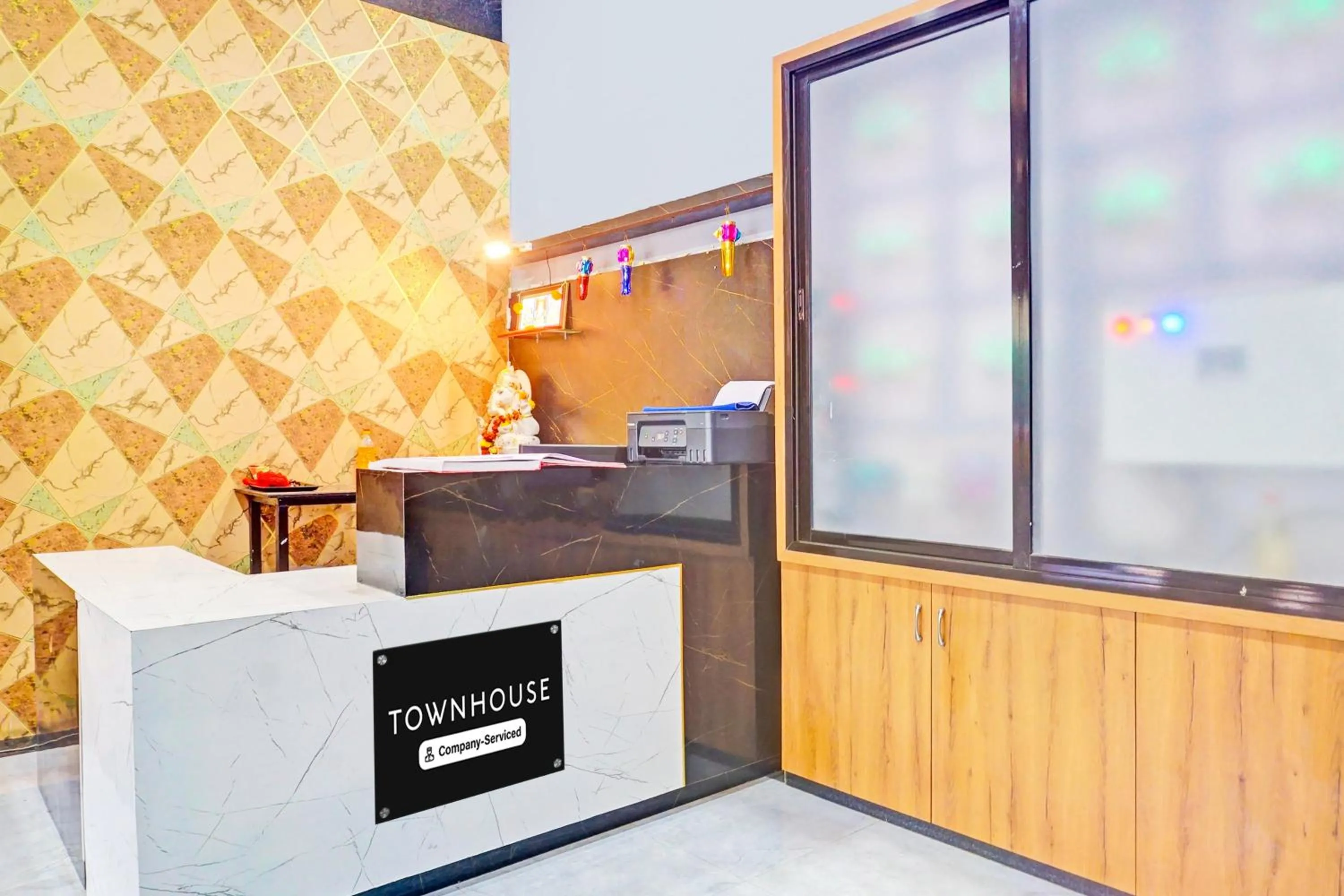 Lobby or reception in Super Townhouse Amanora Park Town Formerly Samrat Inn