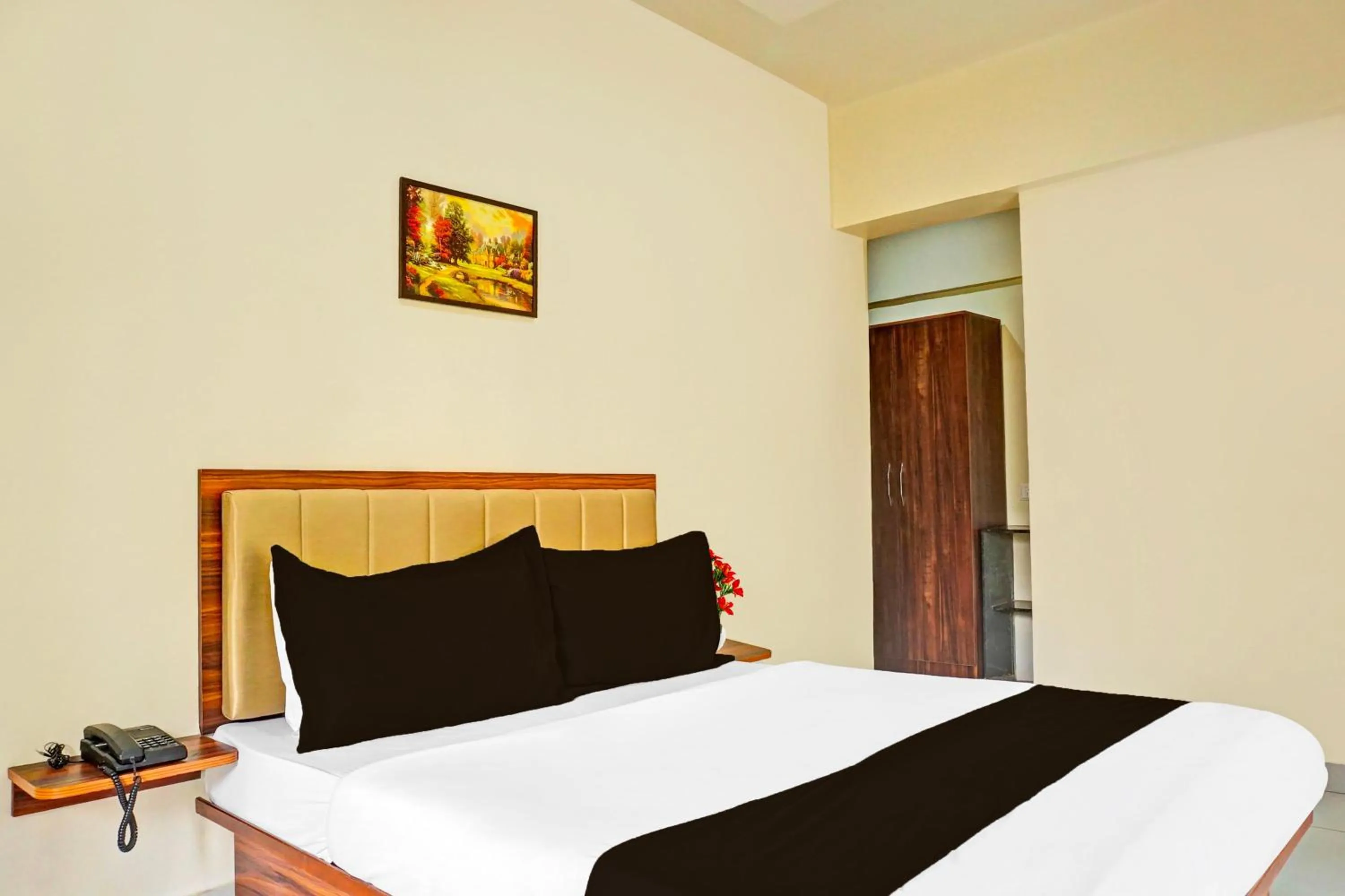 Bedroom, Bed in Super Townhouse Amanora Park Town Formerly Samrat Inn