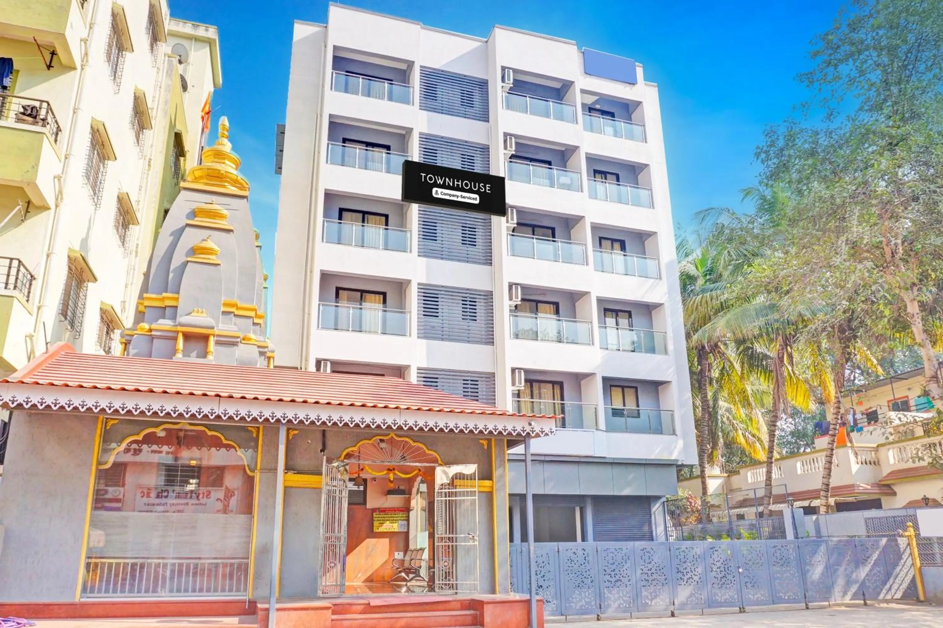 Facade/entrance in Super Townhouse Amanora Park Town Formerly Samrat Inn