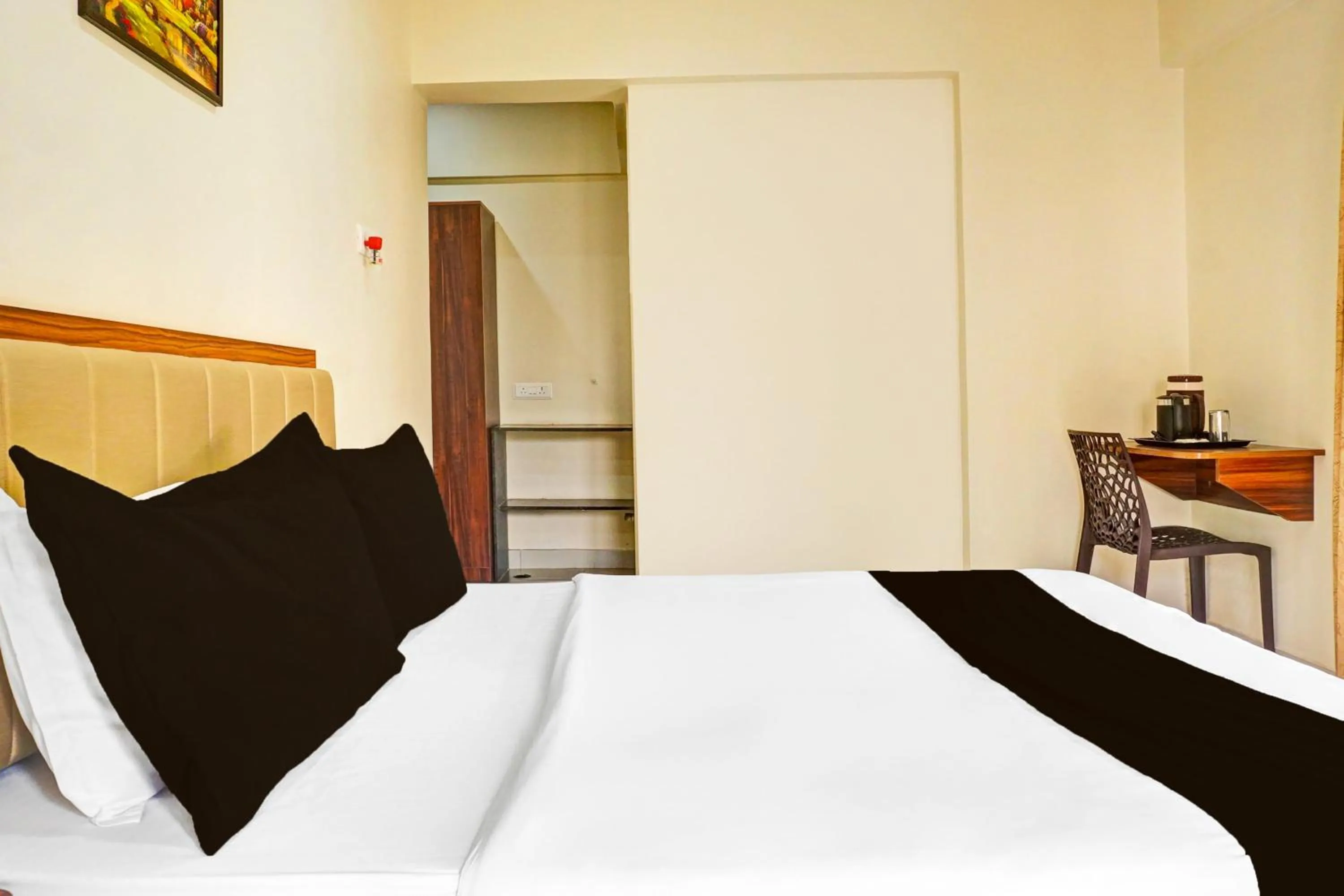 Bedroom, Bed in Super Townhouse Amanora Park Town Formerly Samrat Inn