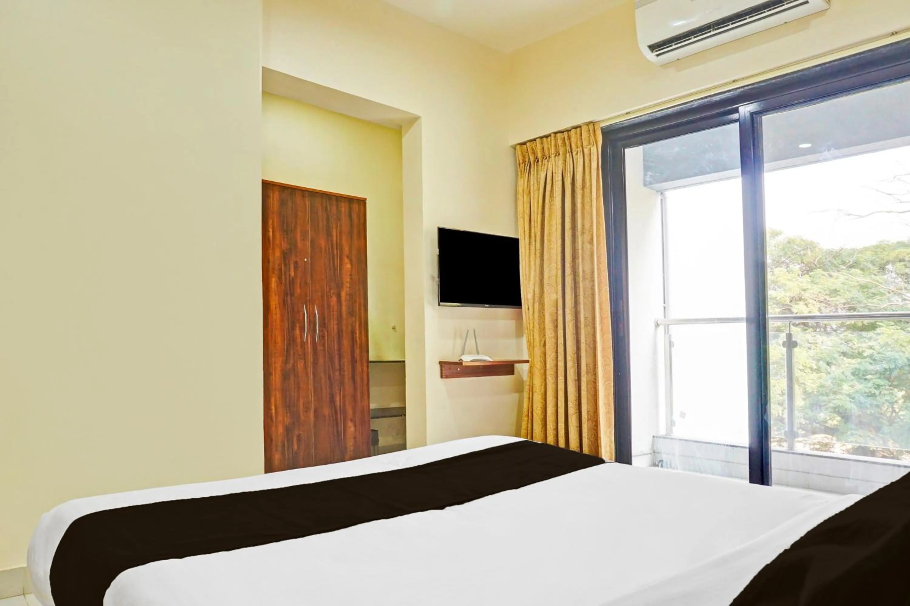 Bedroom, Bed in Super Townhouse Amanora Park Town Formerly Samrat Inn