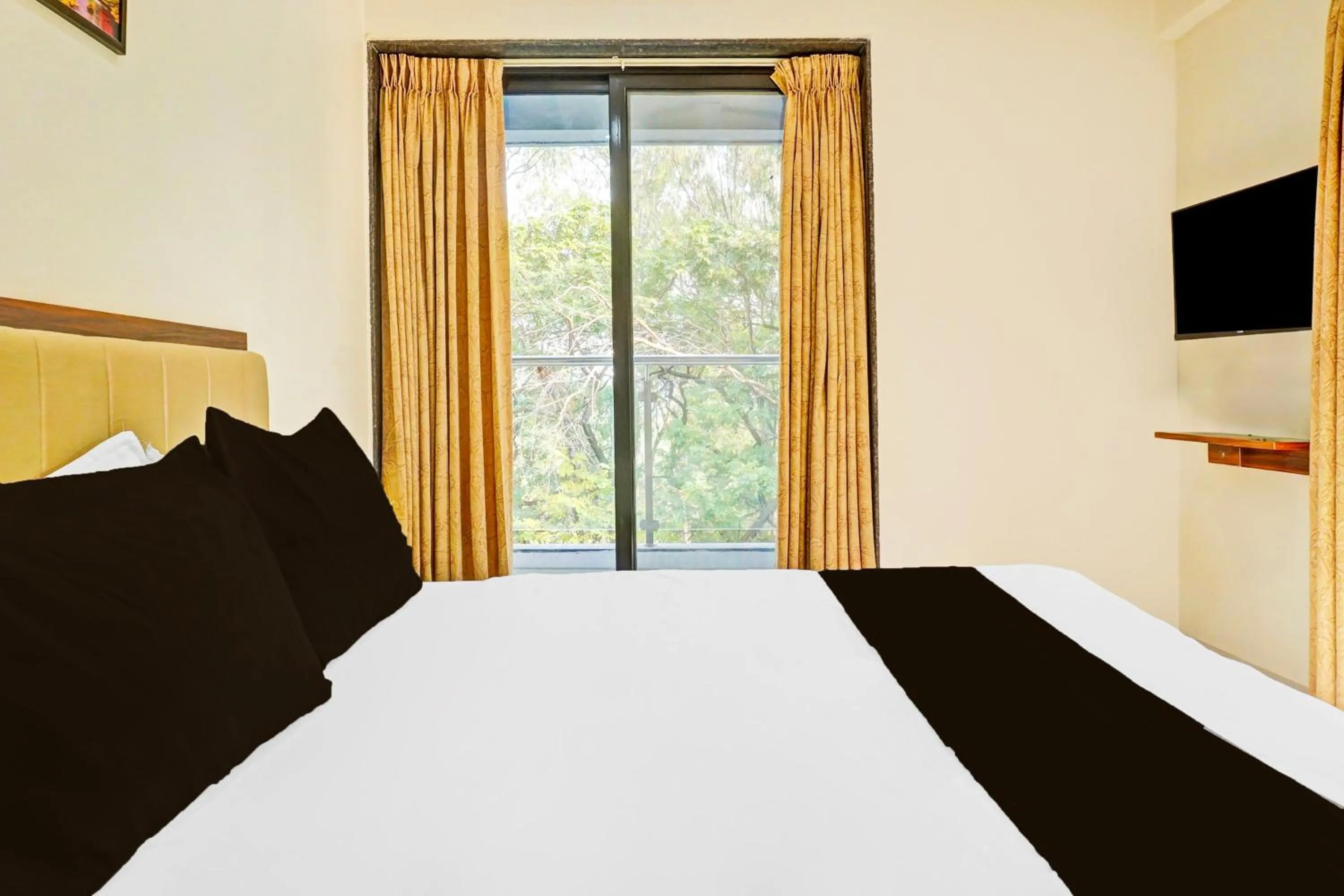 Bedroom, Bed in Super Townhouse Amanora Park Town Formerly Samrat Inn