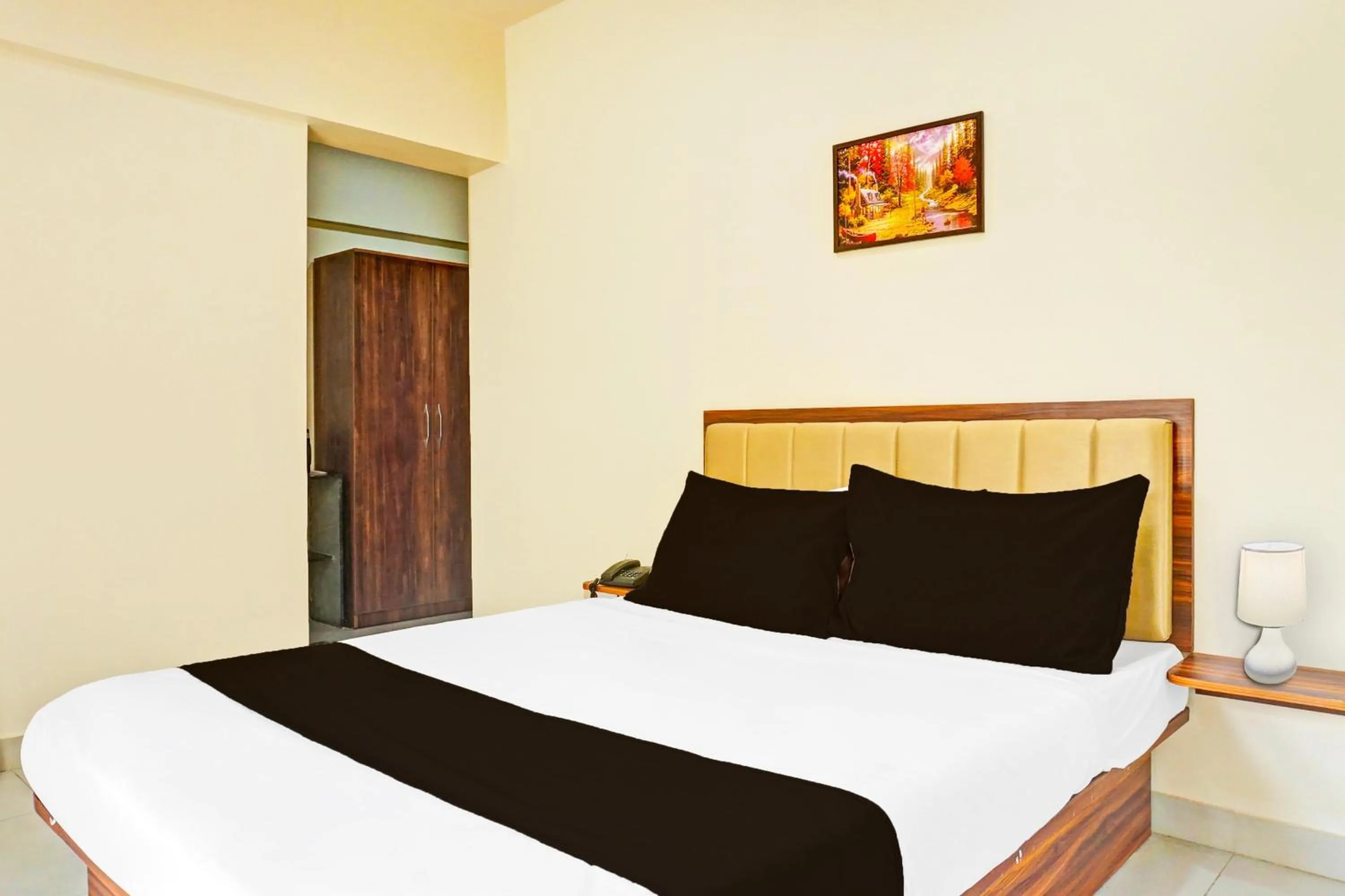 Bedroom, Bed in Super Townhouse Amanora Park Town Formerly Samrat Inn