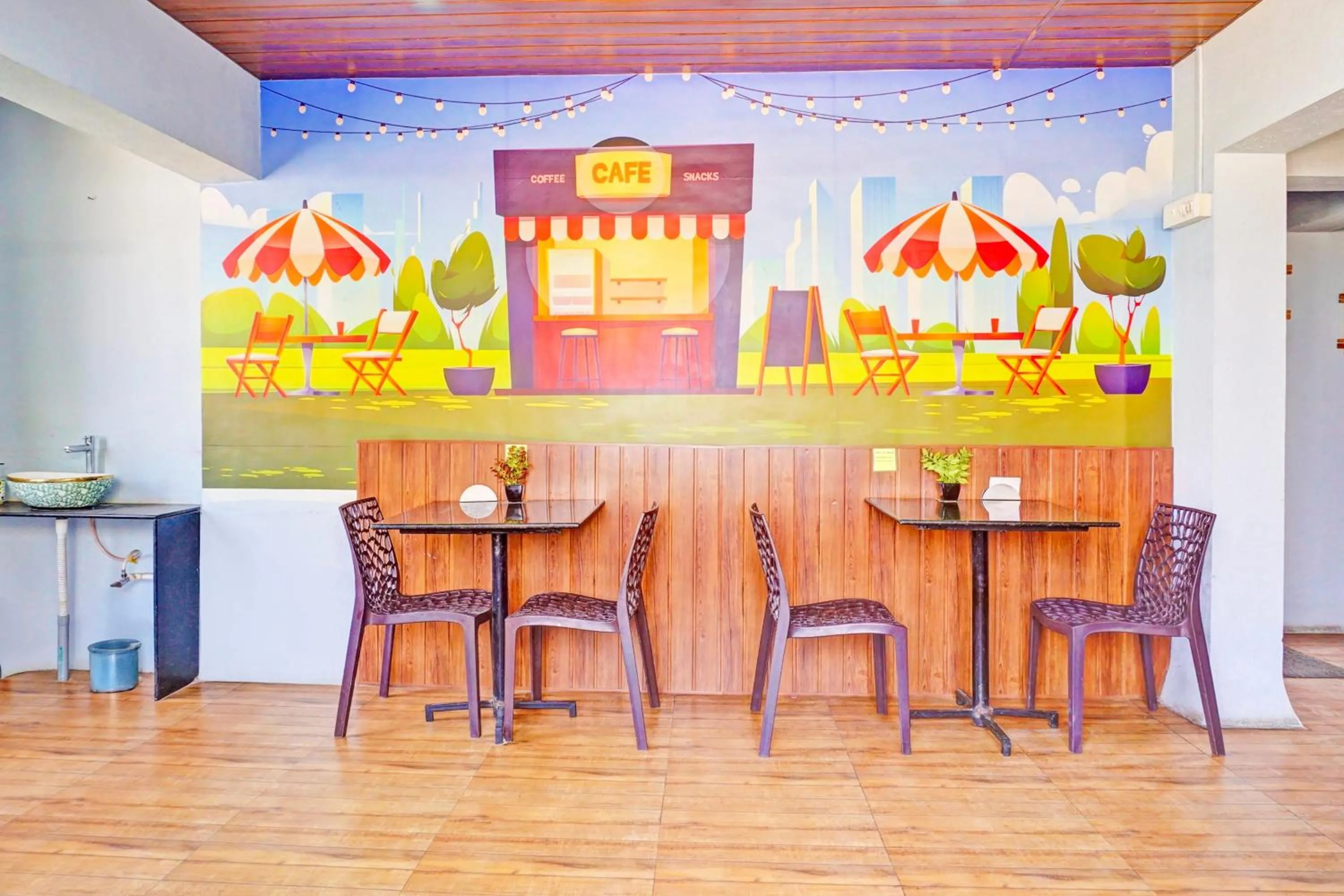 Restaurant/places to eat in Super Townhouse Amanora Park Town Formerly Samrat Inn