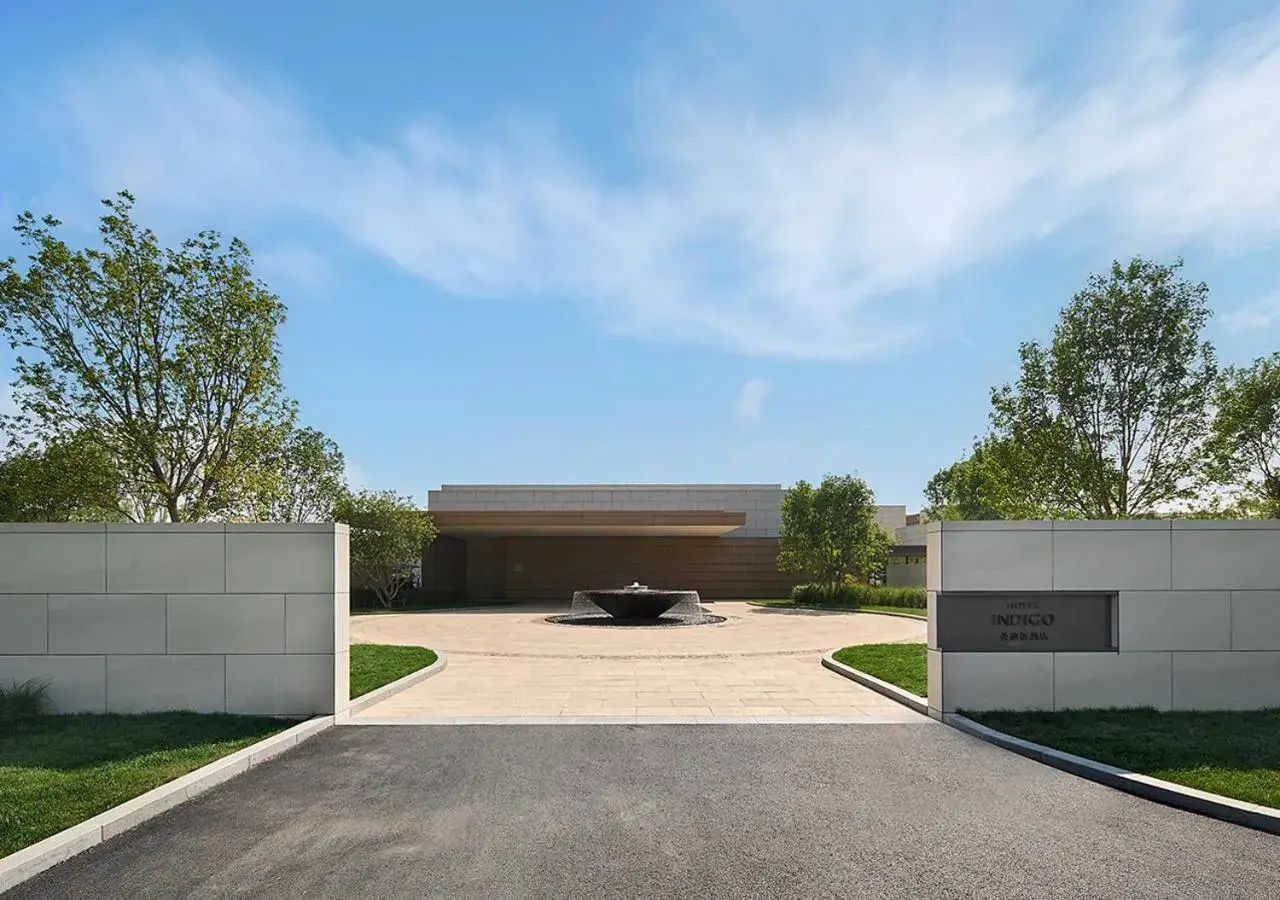 Property building in Hotel Indigo Beidaihe Property building in Hotel Indigo Beidaihe