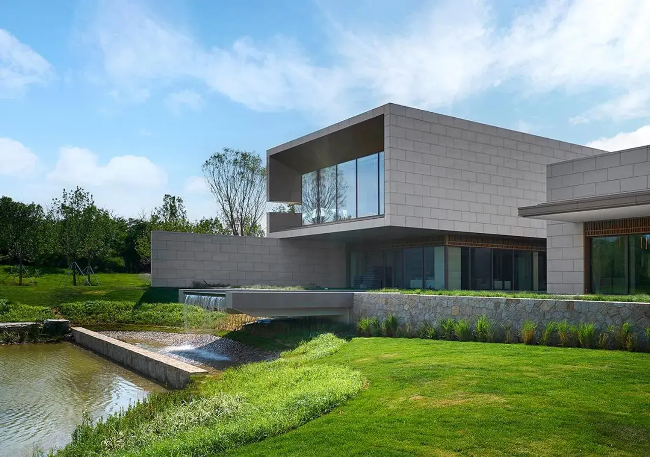 Property building in Hotel Indigo Beidaihe Property building in Hotel Indigo Beidaihe