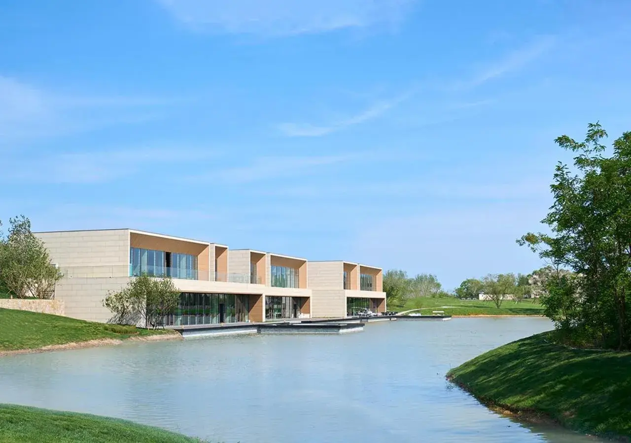 Property building in Hotel Indigo Beidaihe Property building in Hotel Indigo Beidaihe