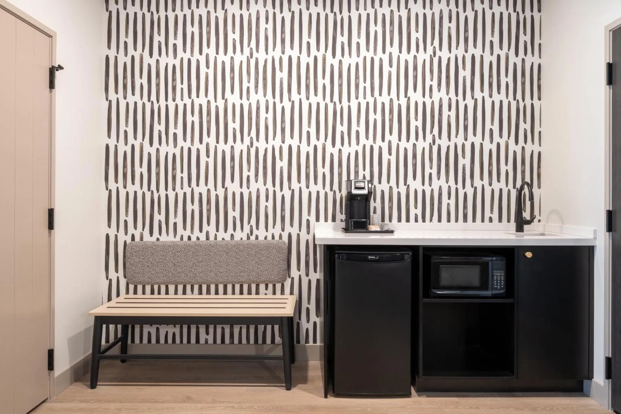 Photo of the whole room in Atwell Suites Kansas City Airport by IHG