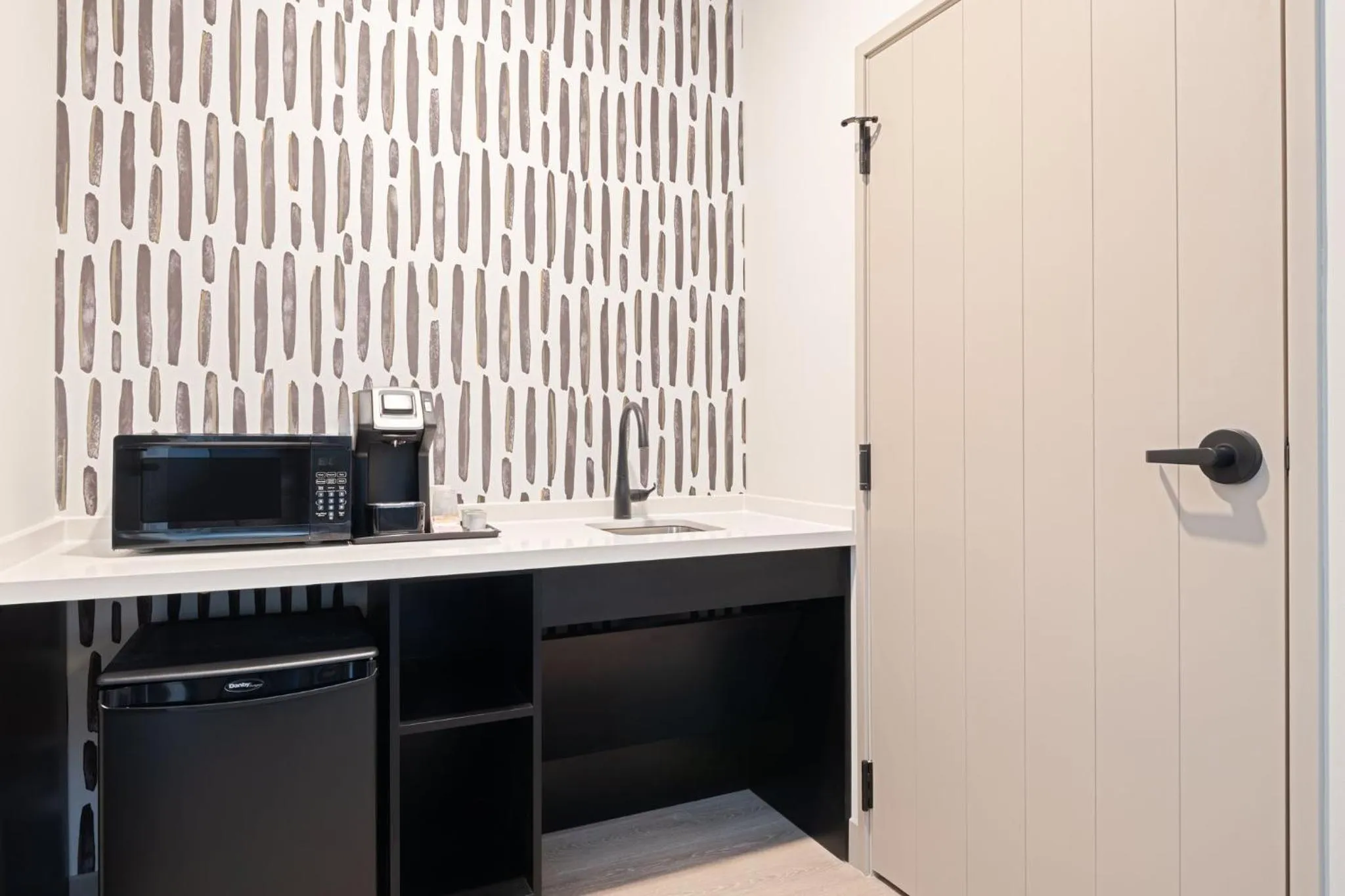 Photo of the whole room in Atwell Suites Kansas City Airport by IHG