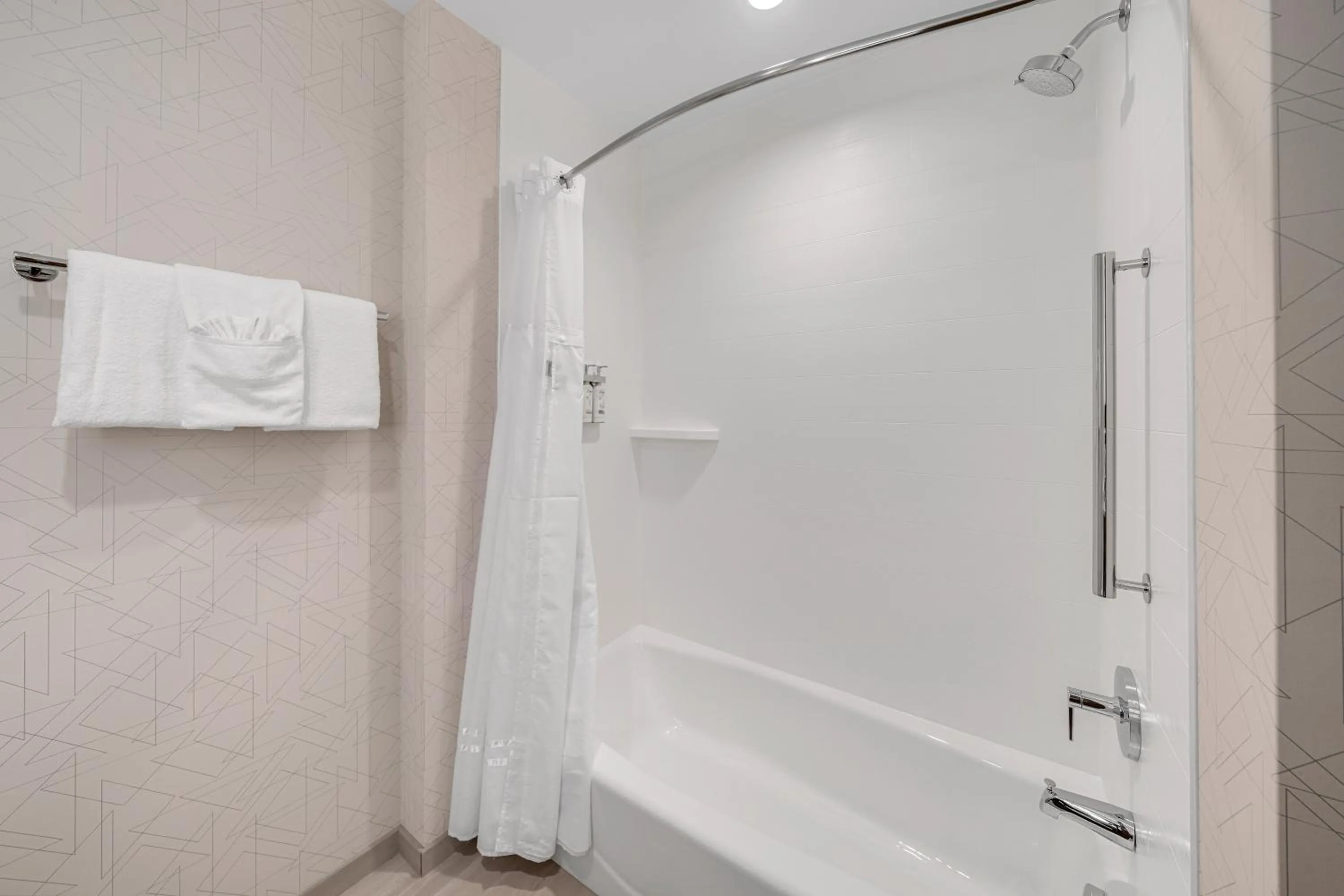 Shower in Holiday Inn Express & Suites Fort Walton Beach - Eglin Area by IHG