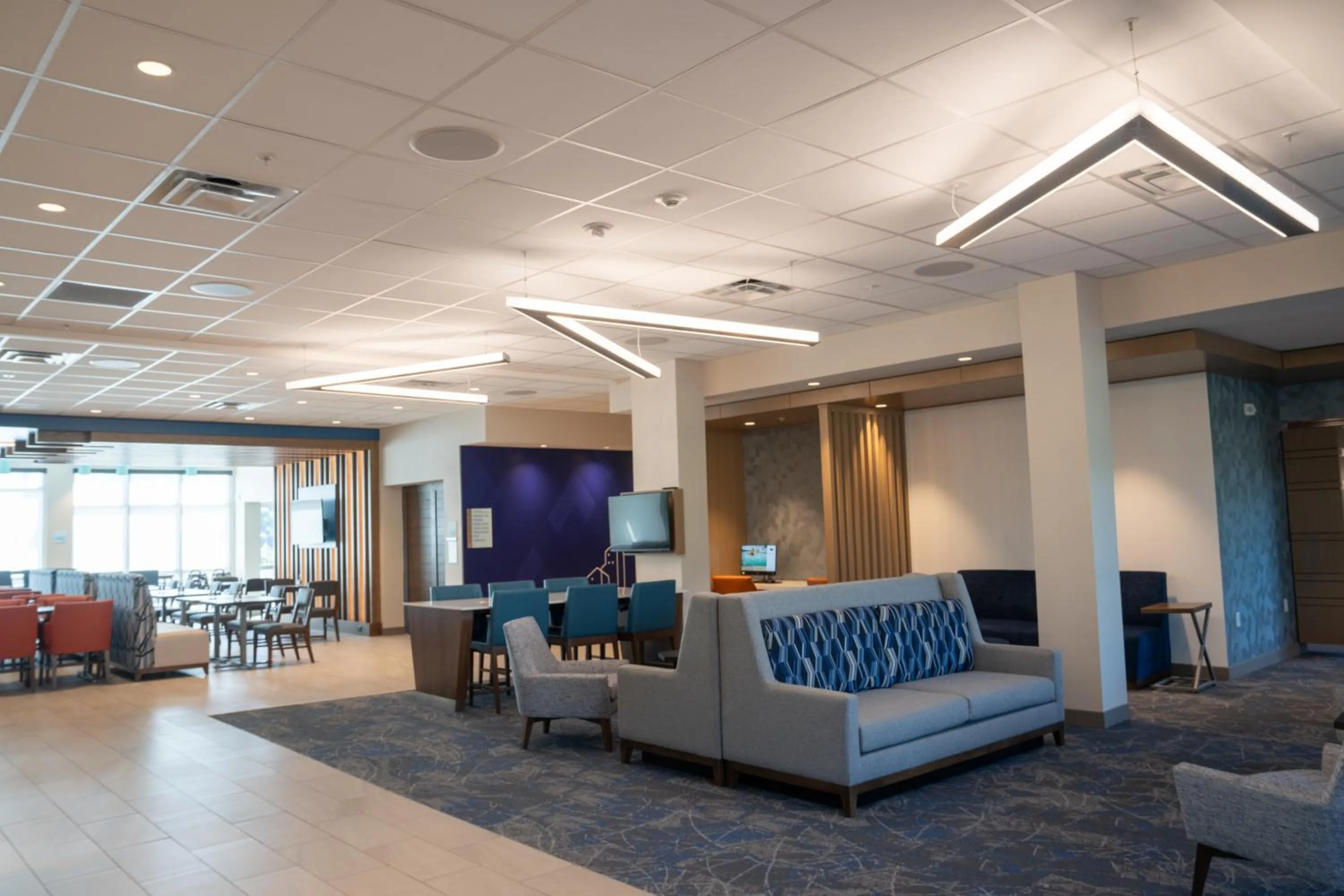 Lobby or reception in Holiday Inn Express & Suites Fort Walton Beach - Eglin Area by IHG