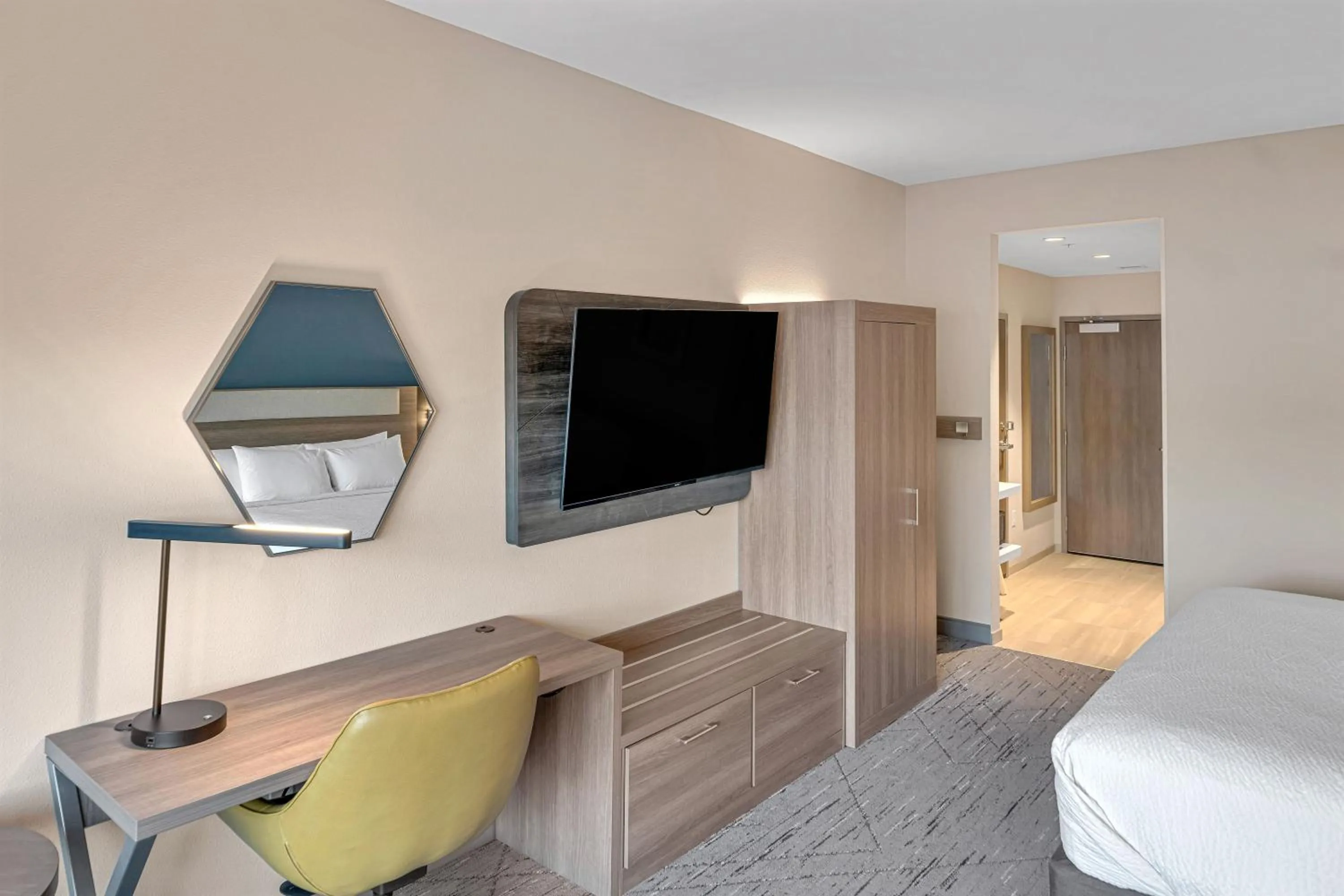 Bed in Holiday Inn Express & Suites Fort Walton Beach - Eglin Area by IHG