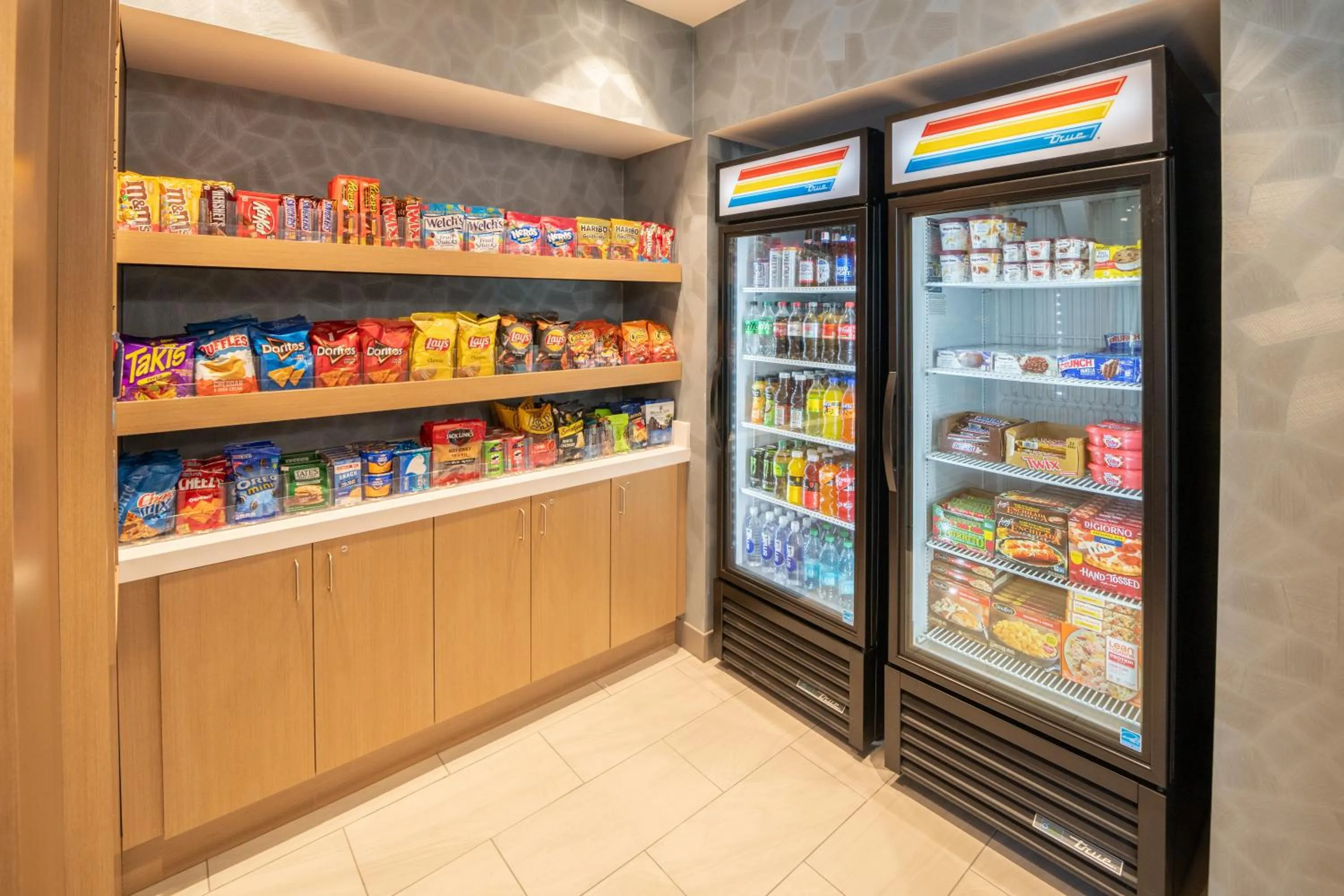 On-site shops in Holiday Inn Express & Suites Fort Walton Beach - Eglin Area by IHG