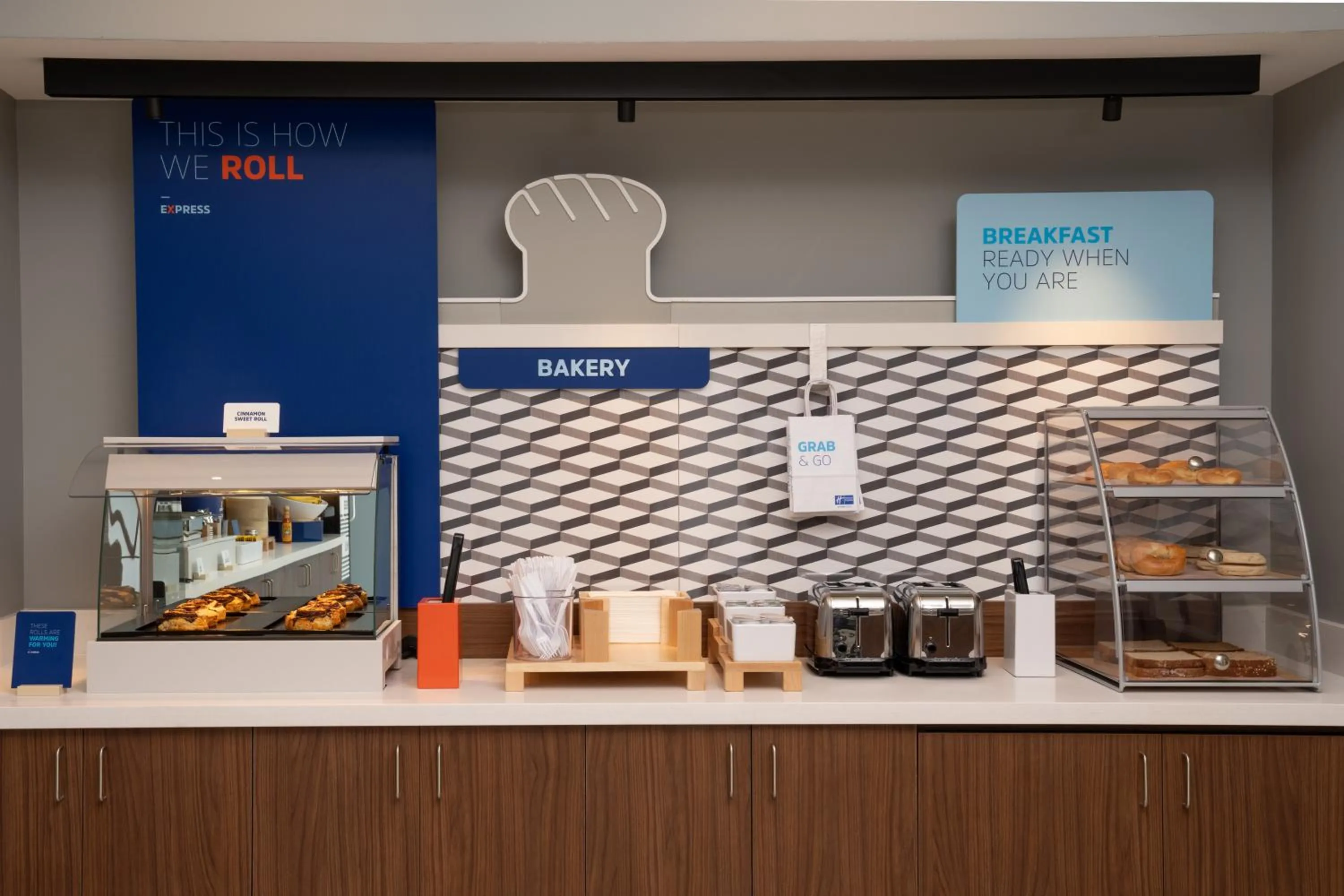 Food and drinks in Holiday Inn Express & Suites Fort Walton Beach - Eglin Area by IHG