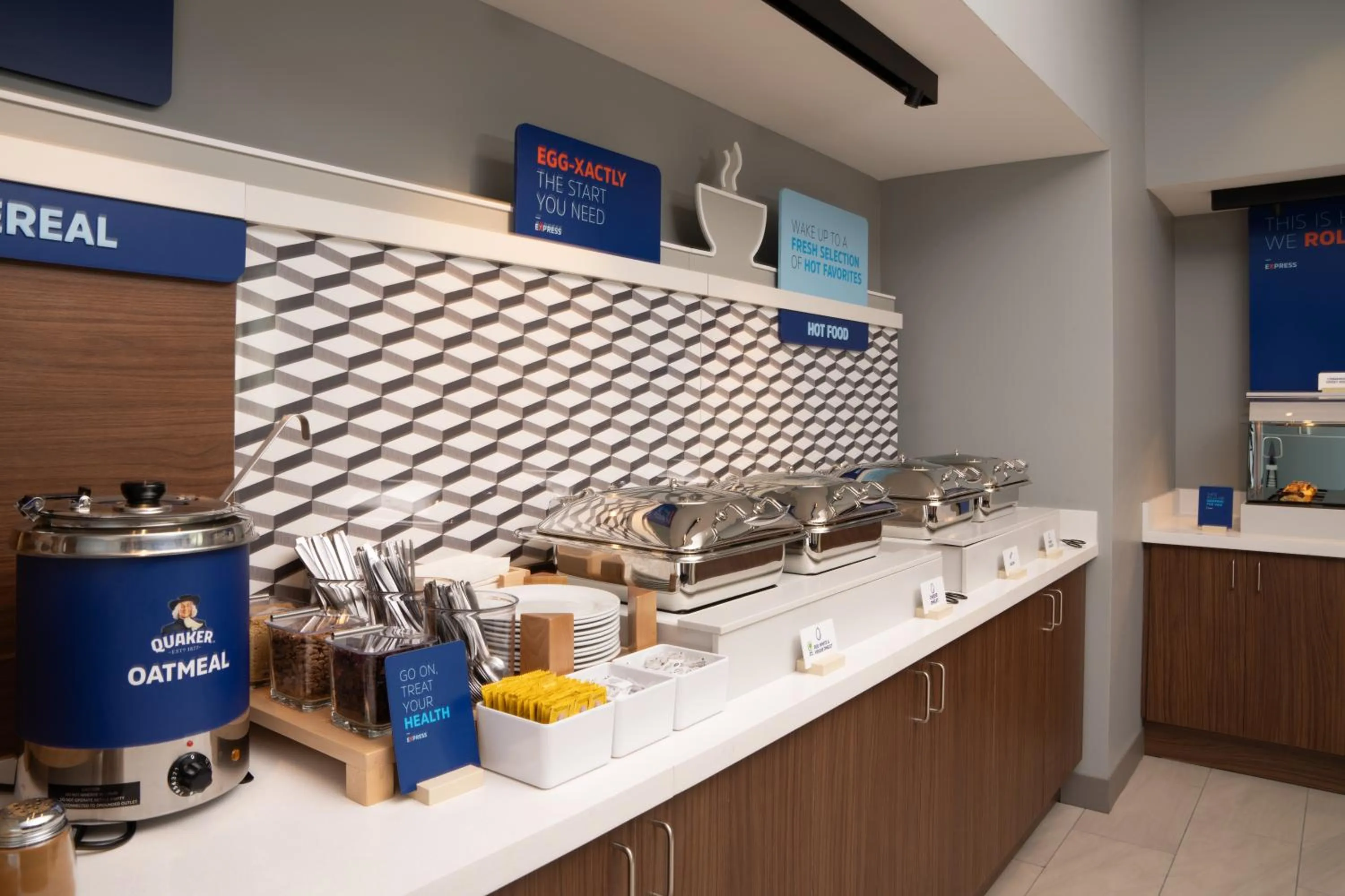 Food and drinks in Holiday Inn Express & Suites Fort Walton Beach - Eglin Area by IHG