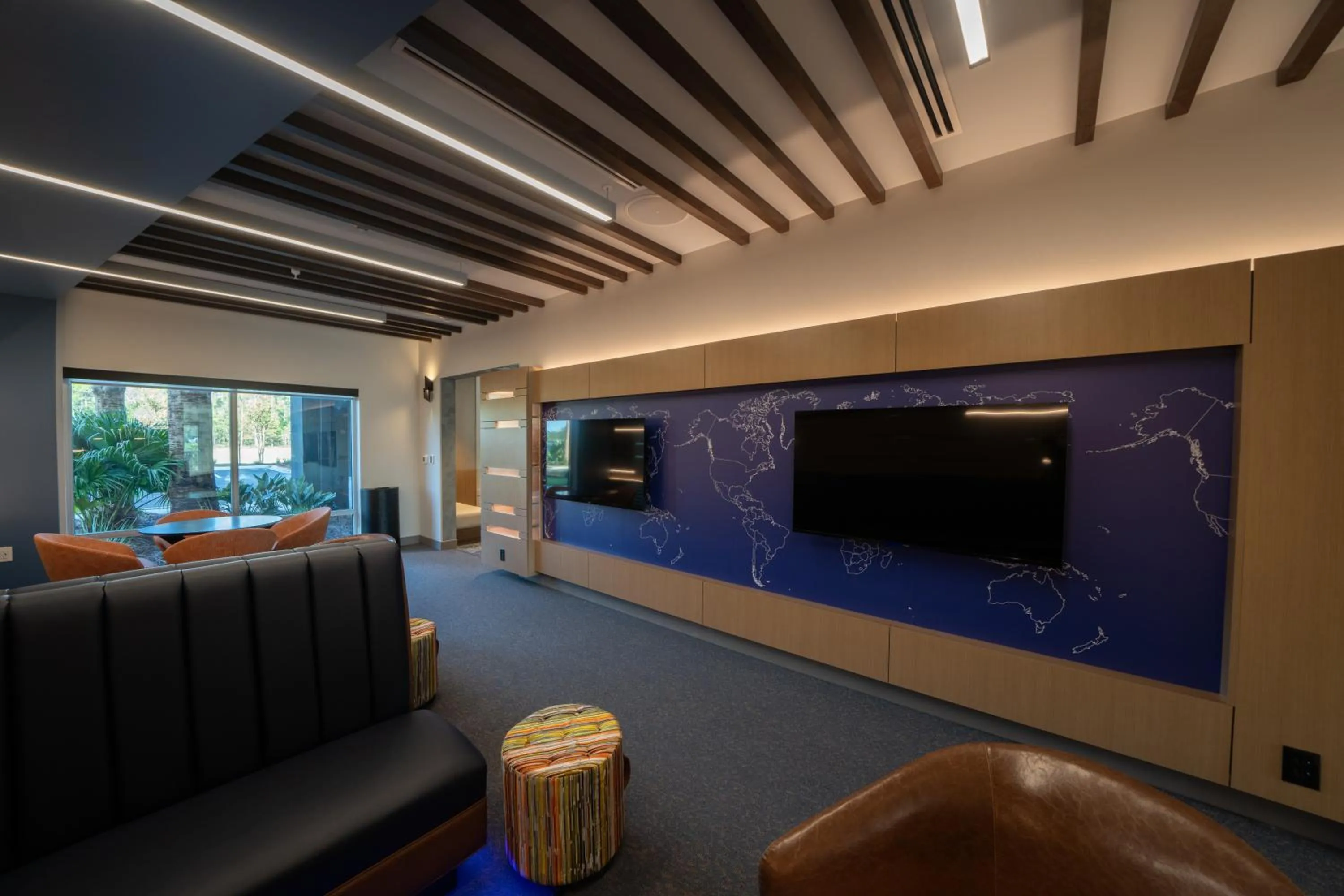 Communal lounge/ TV room in Holiday Inn Express & Suites Fort Walton Beach - Eglin Area by IHG