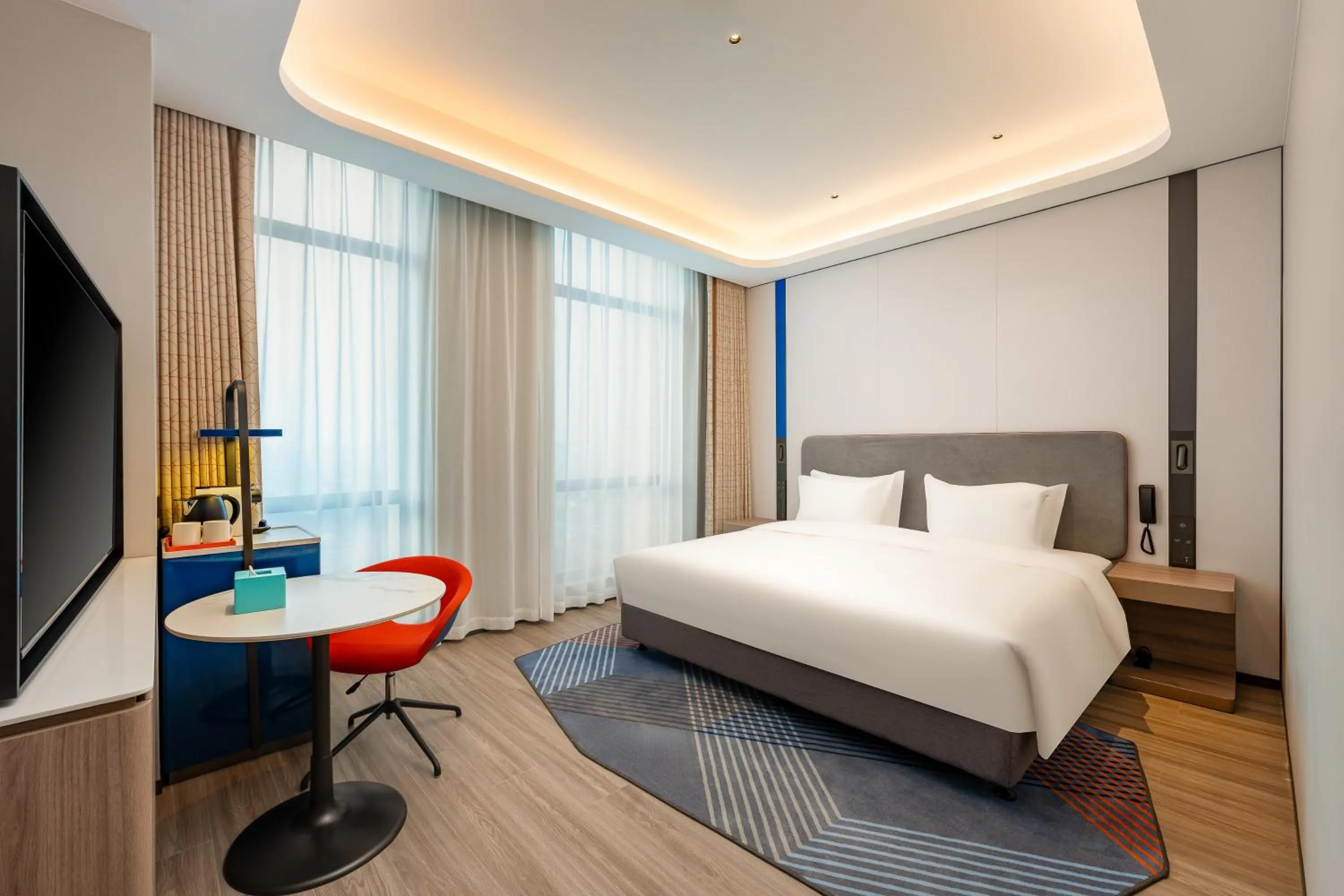 Photo of the whole room, Bed in Holiday Inn Express Haimen City Center by IHG