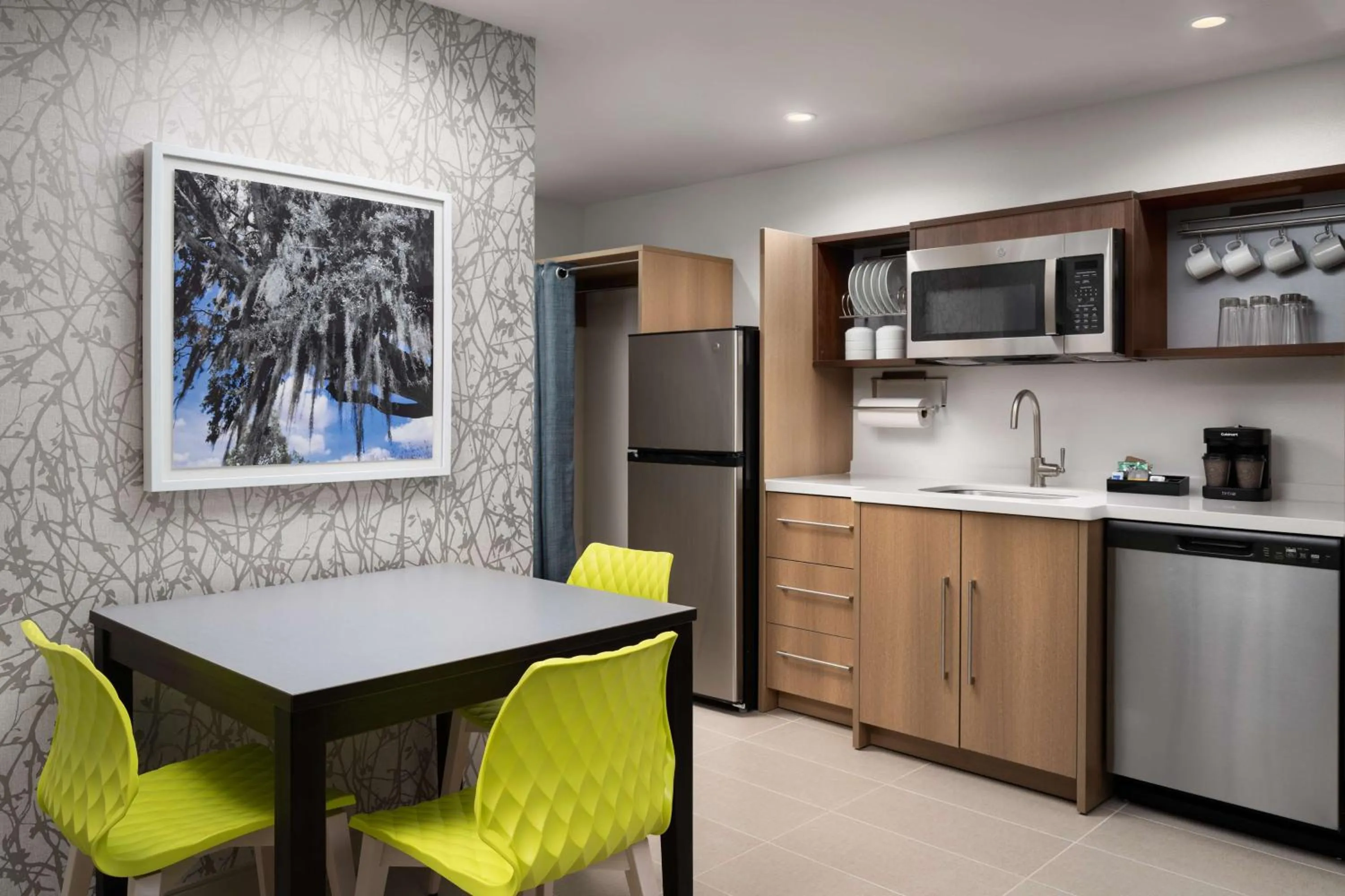 Kitchen or kitchenette in Home2 Suites By Hilton Winter Haven