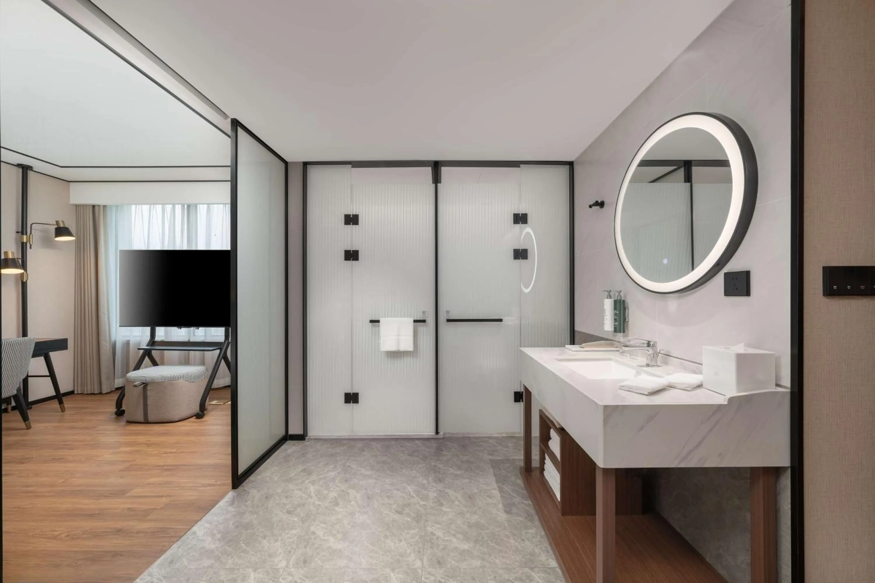 Bathroom, Bed in Hilton Garden Inn Tianjin Railway Station