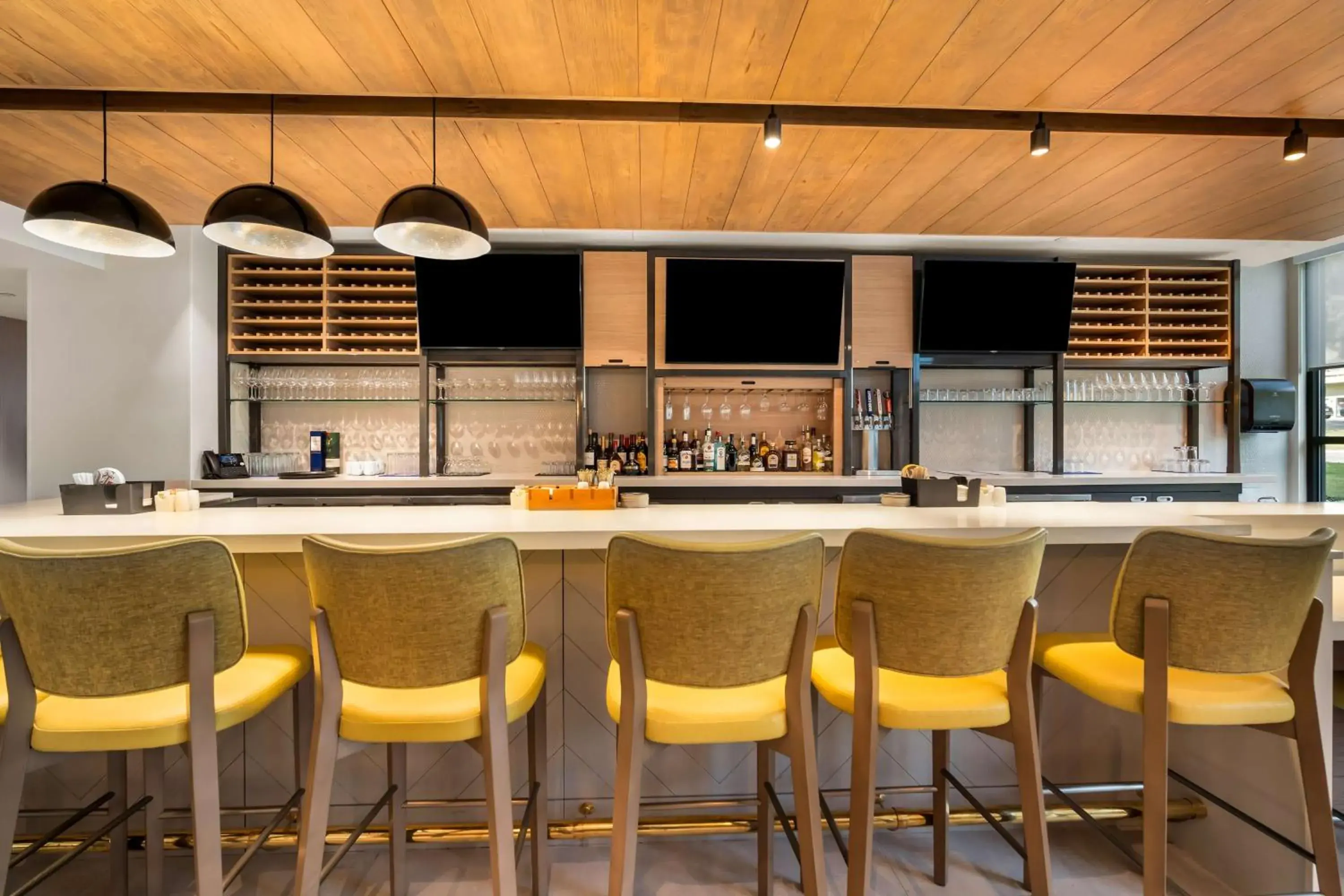 Lounge or bar in Hilton Garden Inn North Conway Lounge or bar in Hilton Garden Inn North Conway