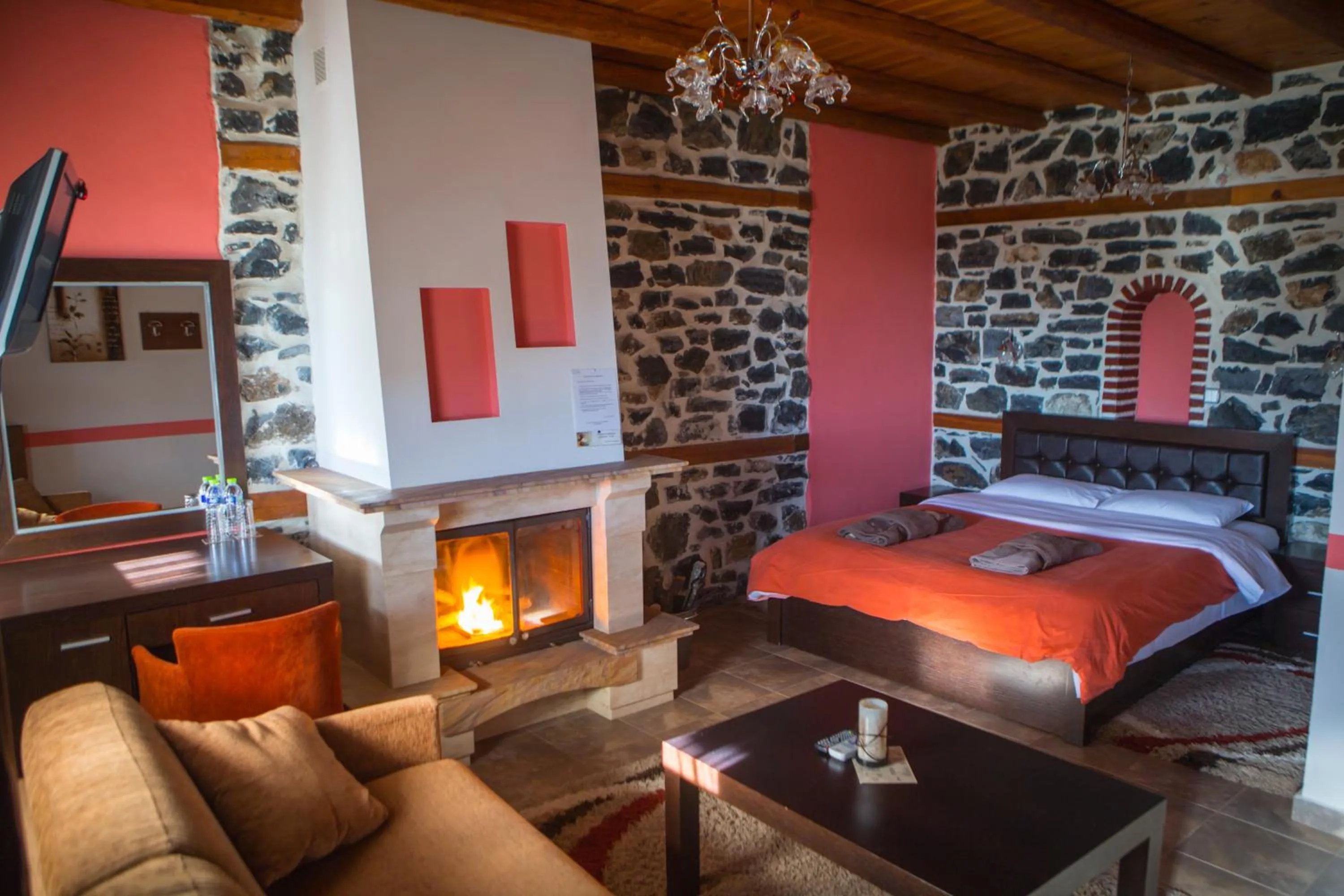 Photo of the whole room, Bed in Enastron