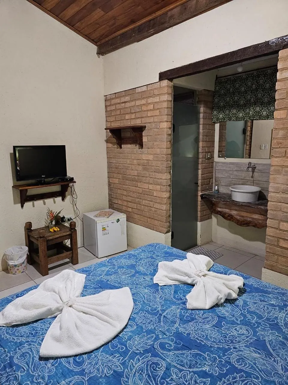 Bathroom, Bed in Canto Verde Pousada