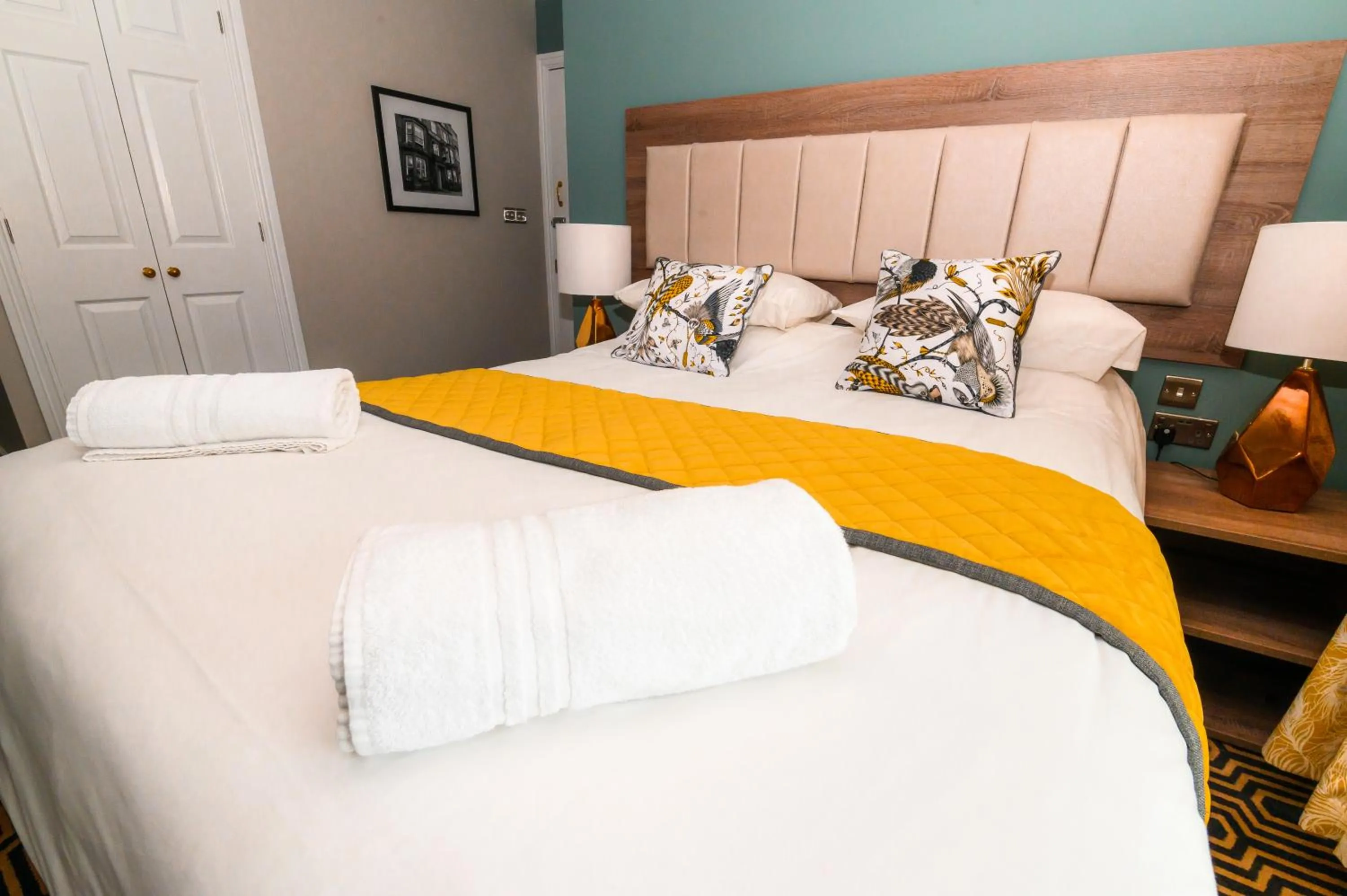 Photo of the whole room, Bed in The George Hotel