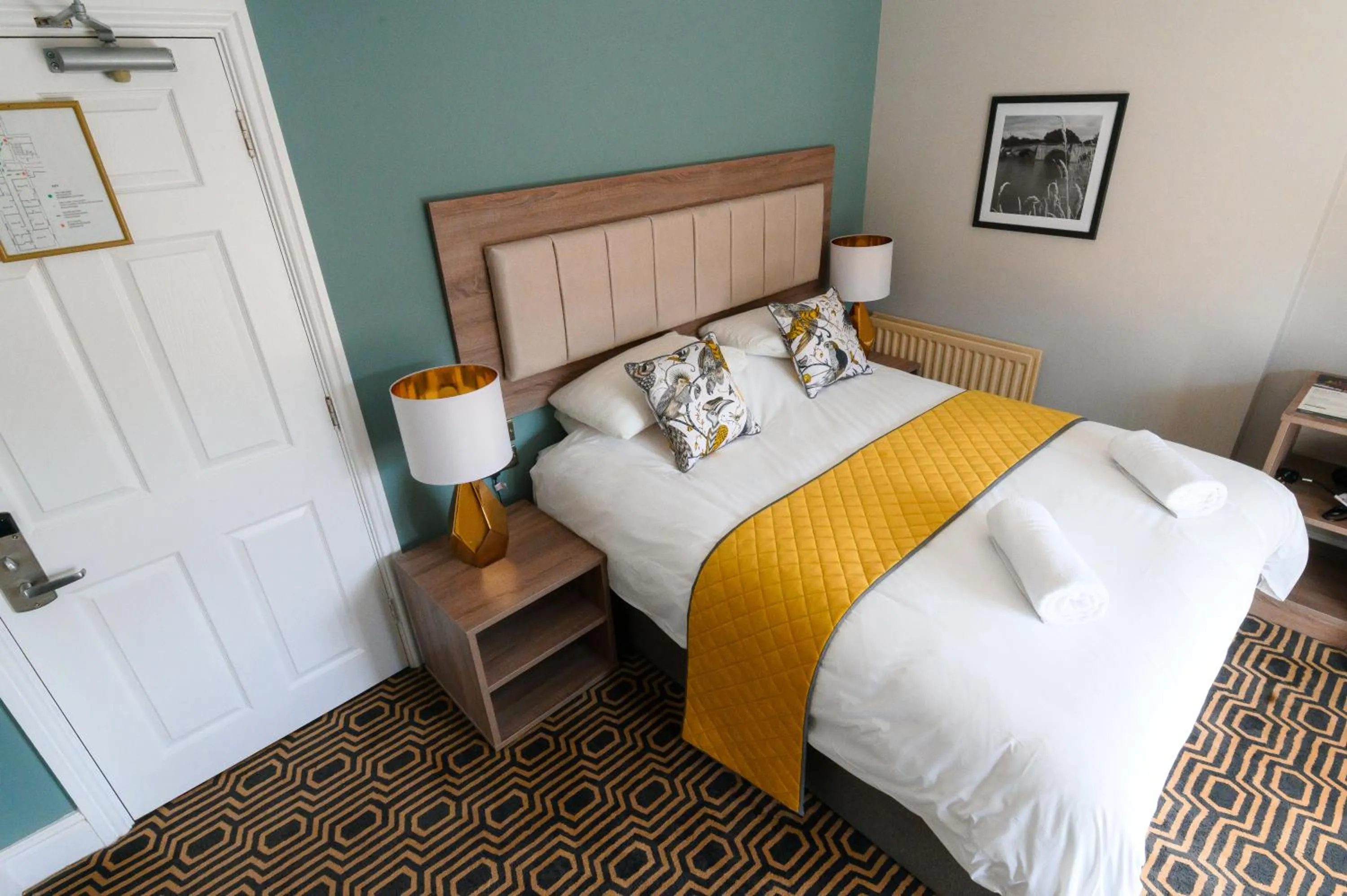 Photo of the whole room, Bed in The George Hotel