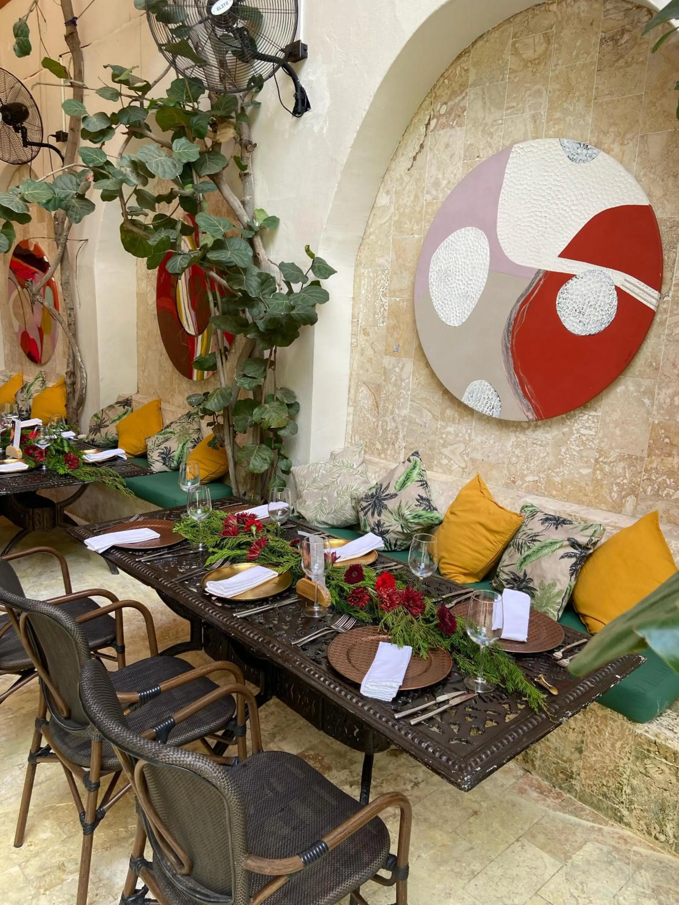 Restaurant/places to eat in Empyrean Art Deco