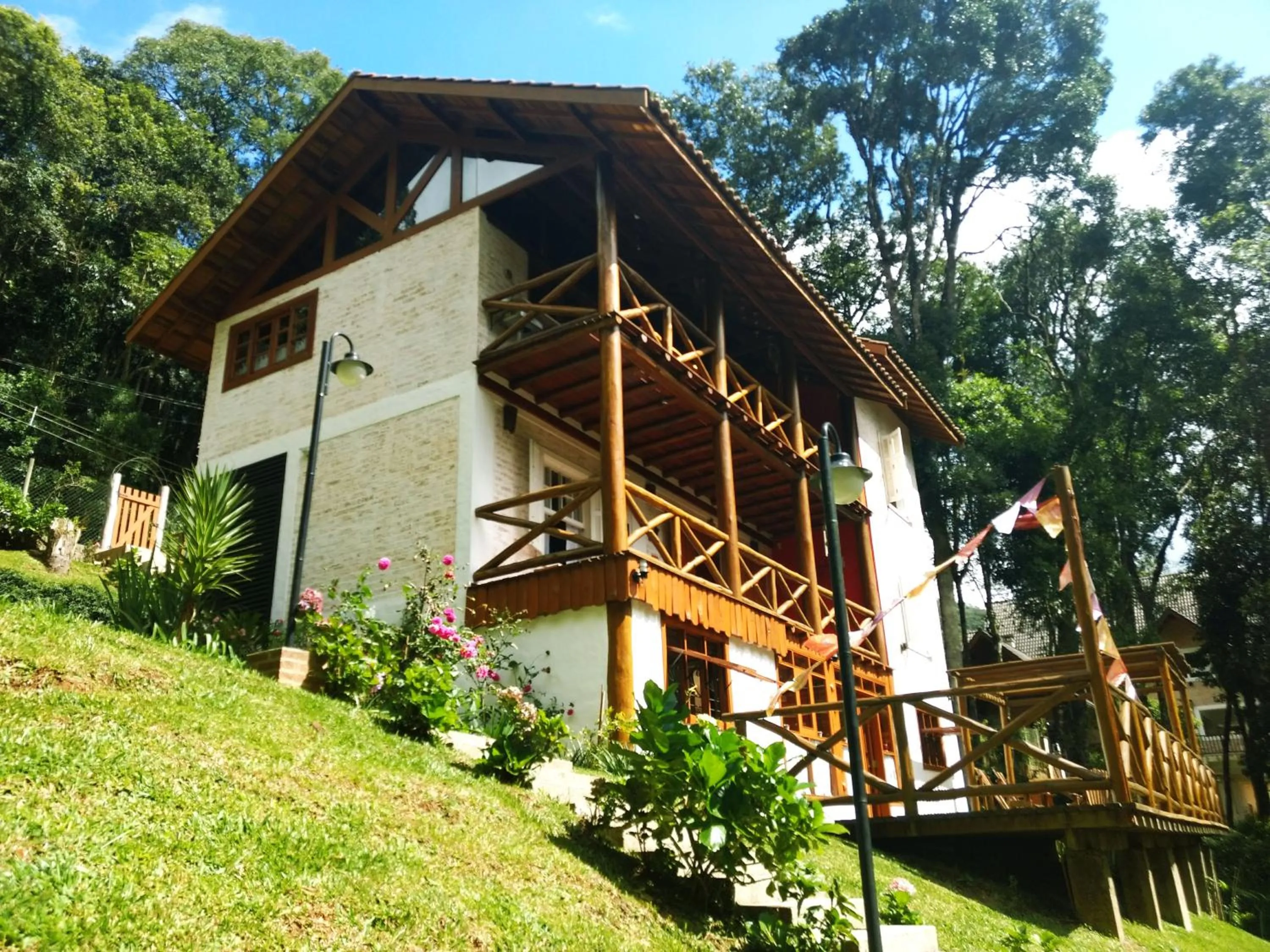 Facade/entrance in Nas Nuvens Hospedaria