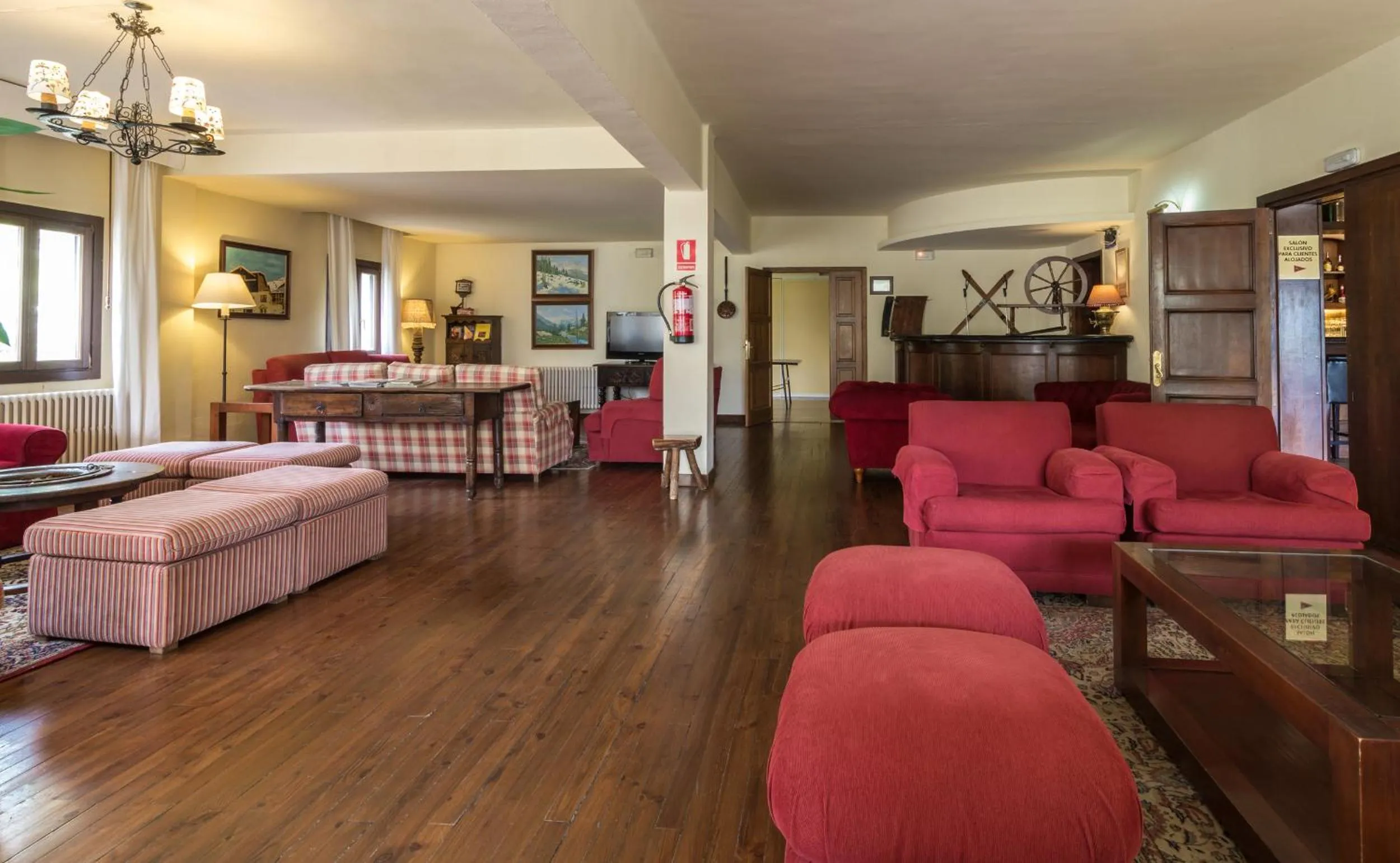 Lounge or bar in SNÖ Hotel Candanchú