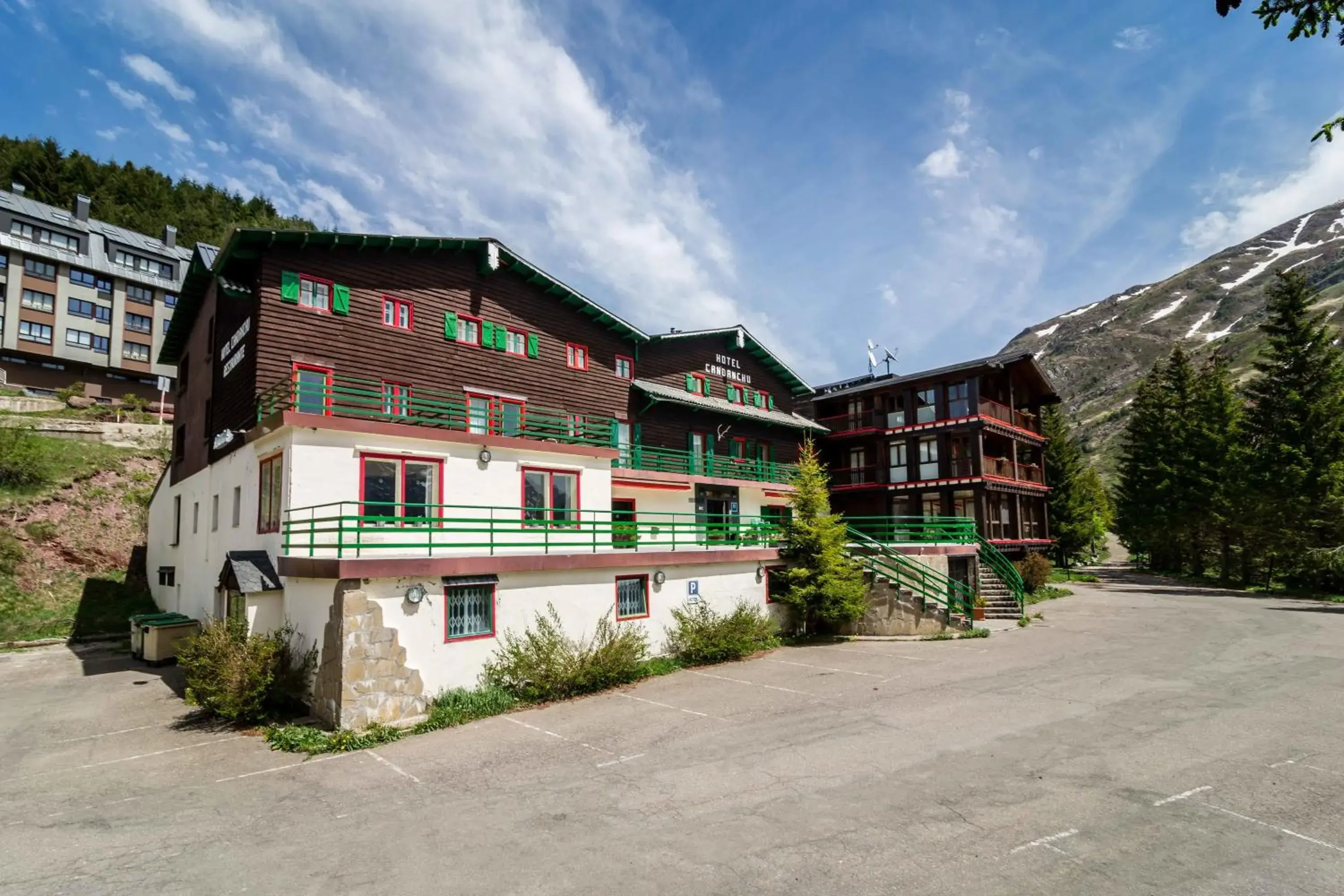 Facade/entrance in SNÖ Hotel Candanchú Facade/entrance in SNÖ Hotel Candanchú