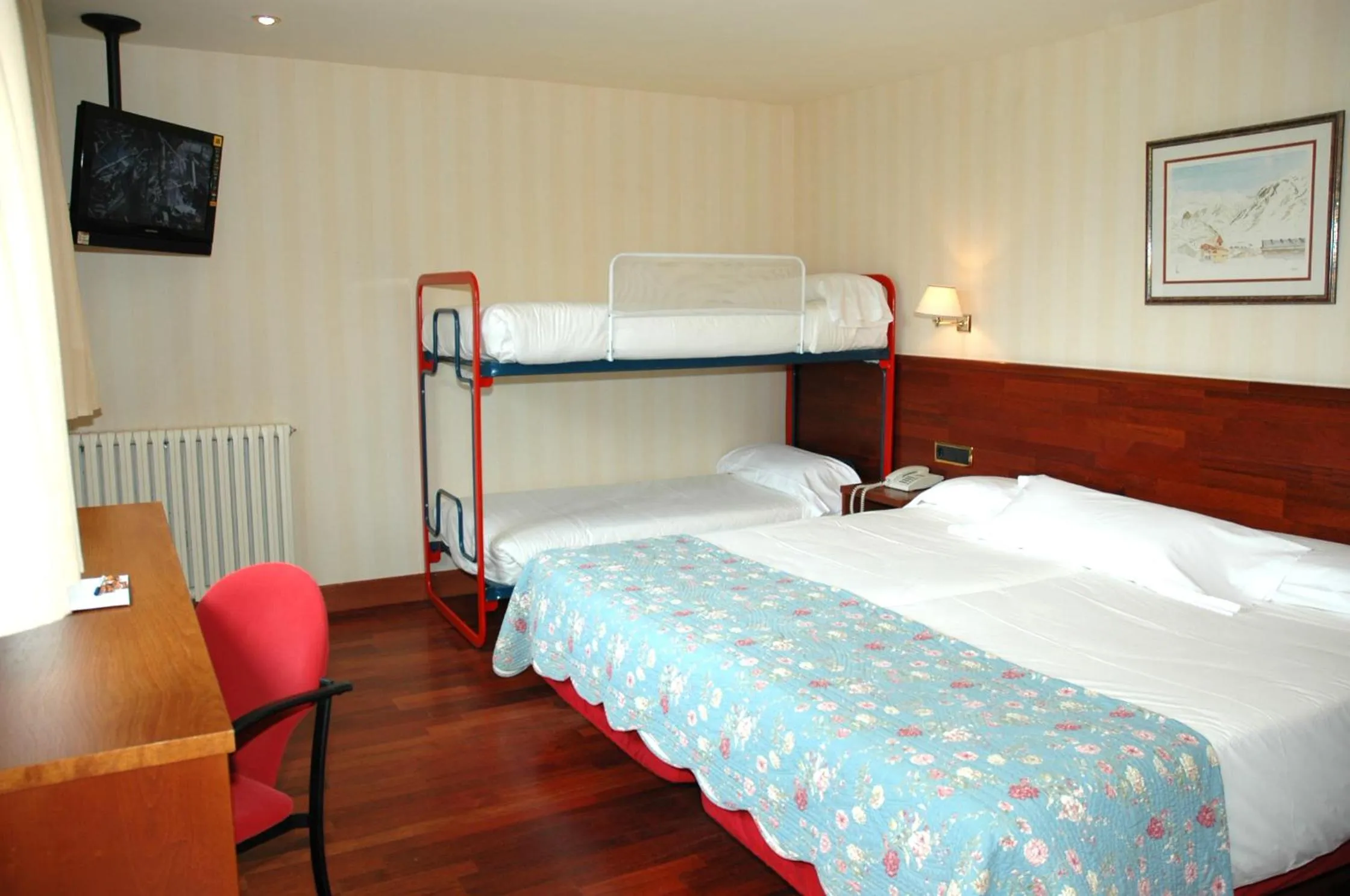Photo of the whole room, Bed in SNÖ Hotel Candanchú