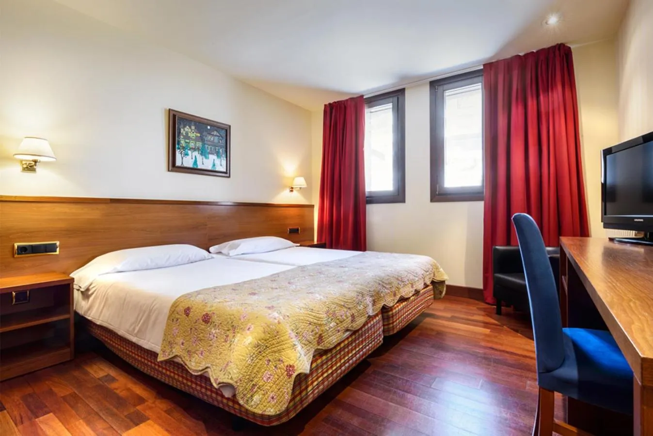 Photo of the whole room, Bed in SNÖ Hotel Candanchú