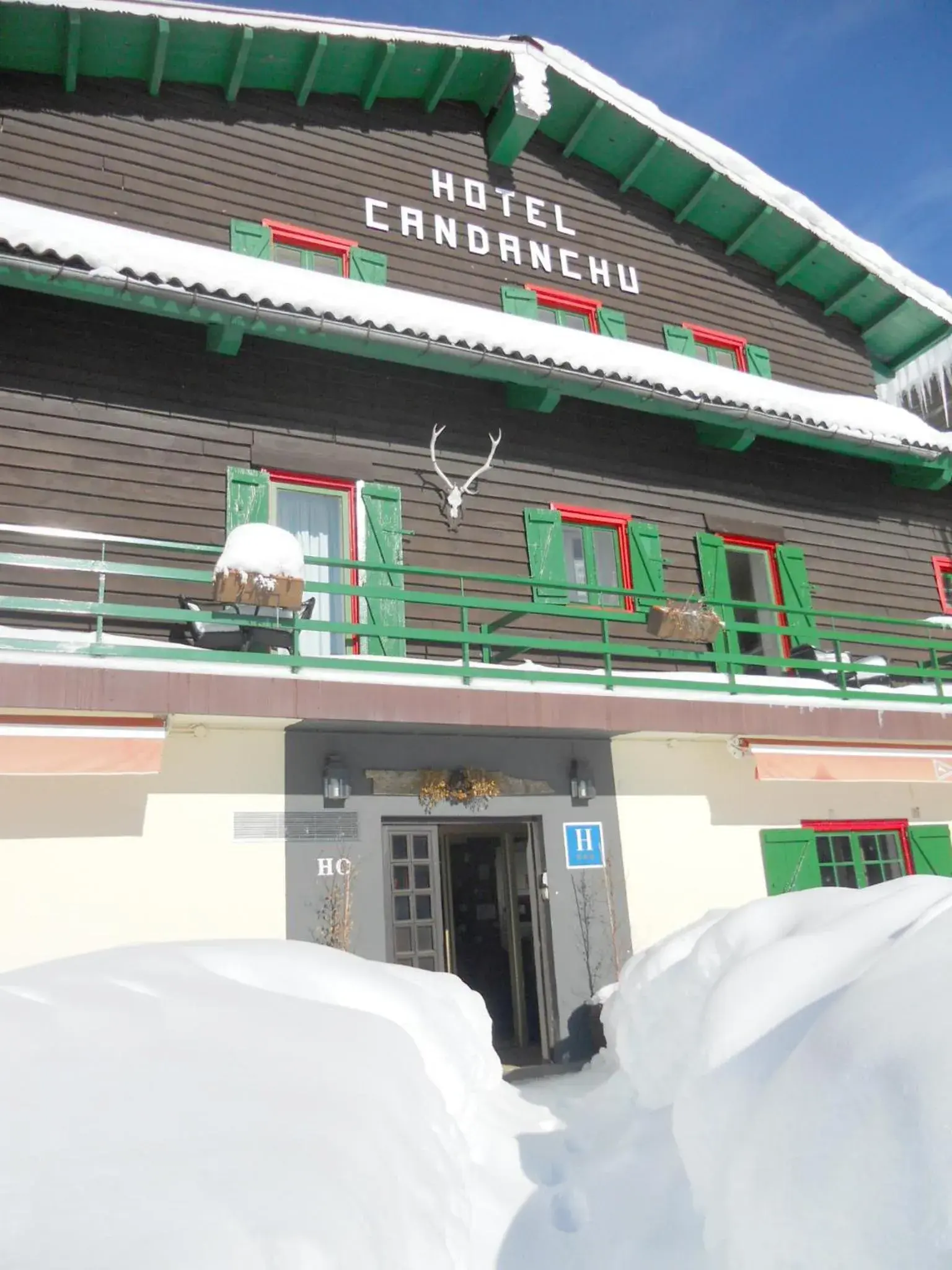 Facade/entrance in SNÖ Hotel Candanchú Facade/entrance in SNÖ Hotel Candanchú