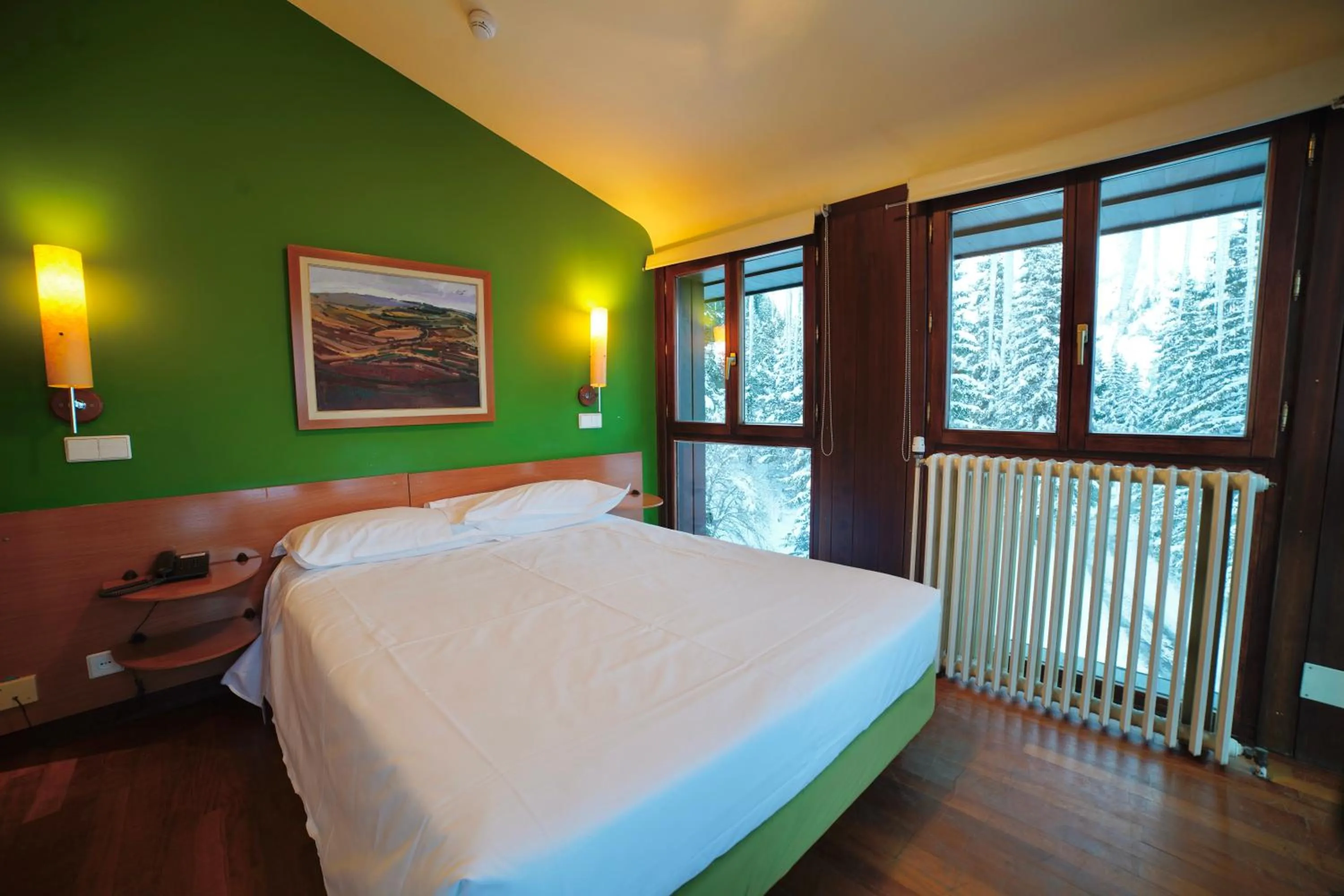 Photo of the whole room, Bed in SNÖ Hotel Candanchú