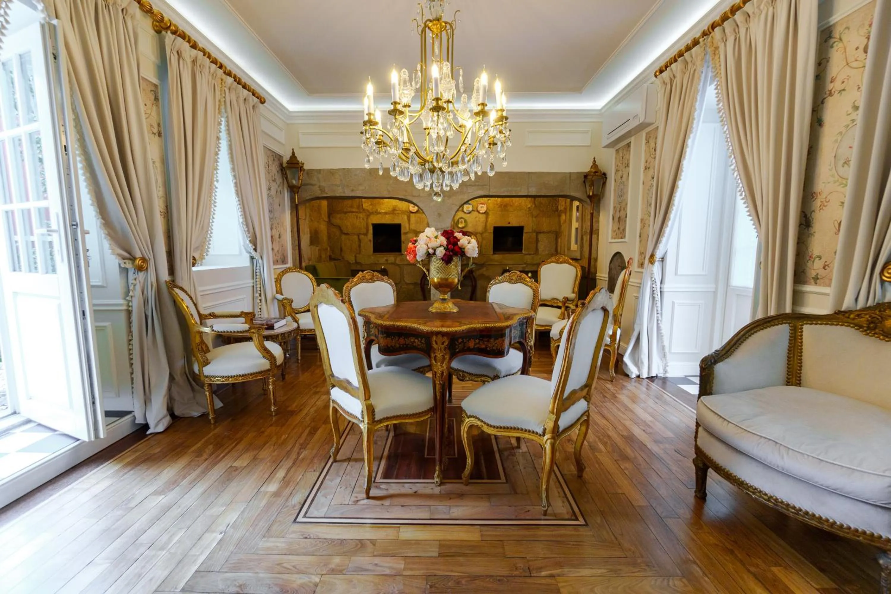 Communal lounge/ TV room in Boutique Hotel Teatro