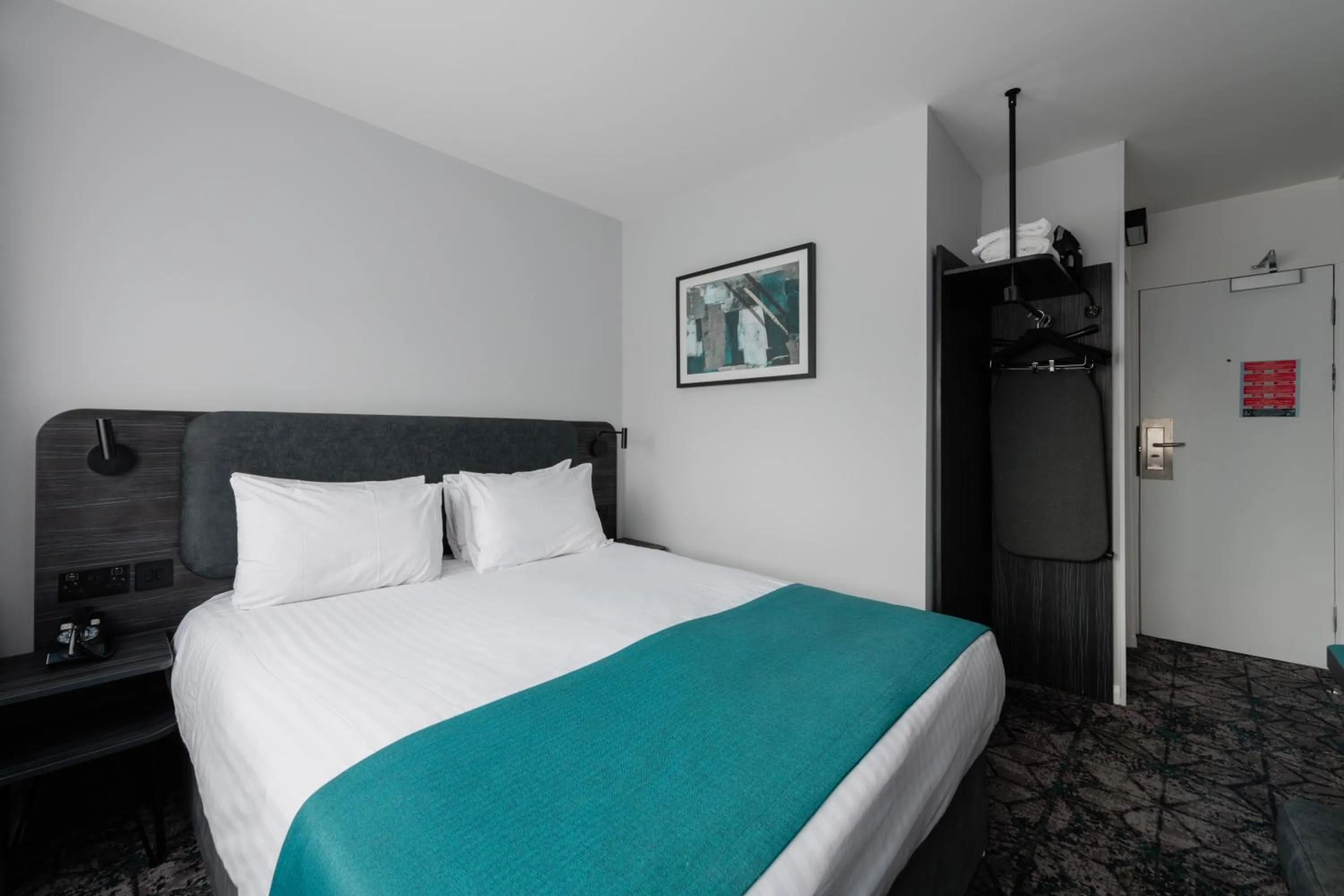 Bedroom, Bed in Normandy Hotel (Near Glasgow Airport)