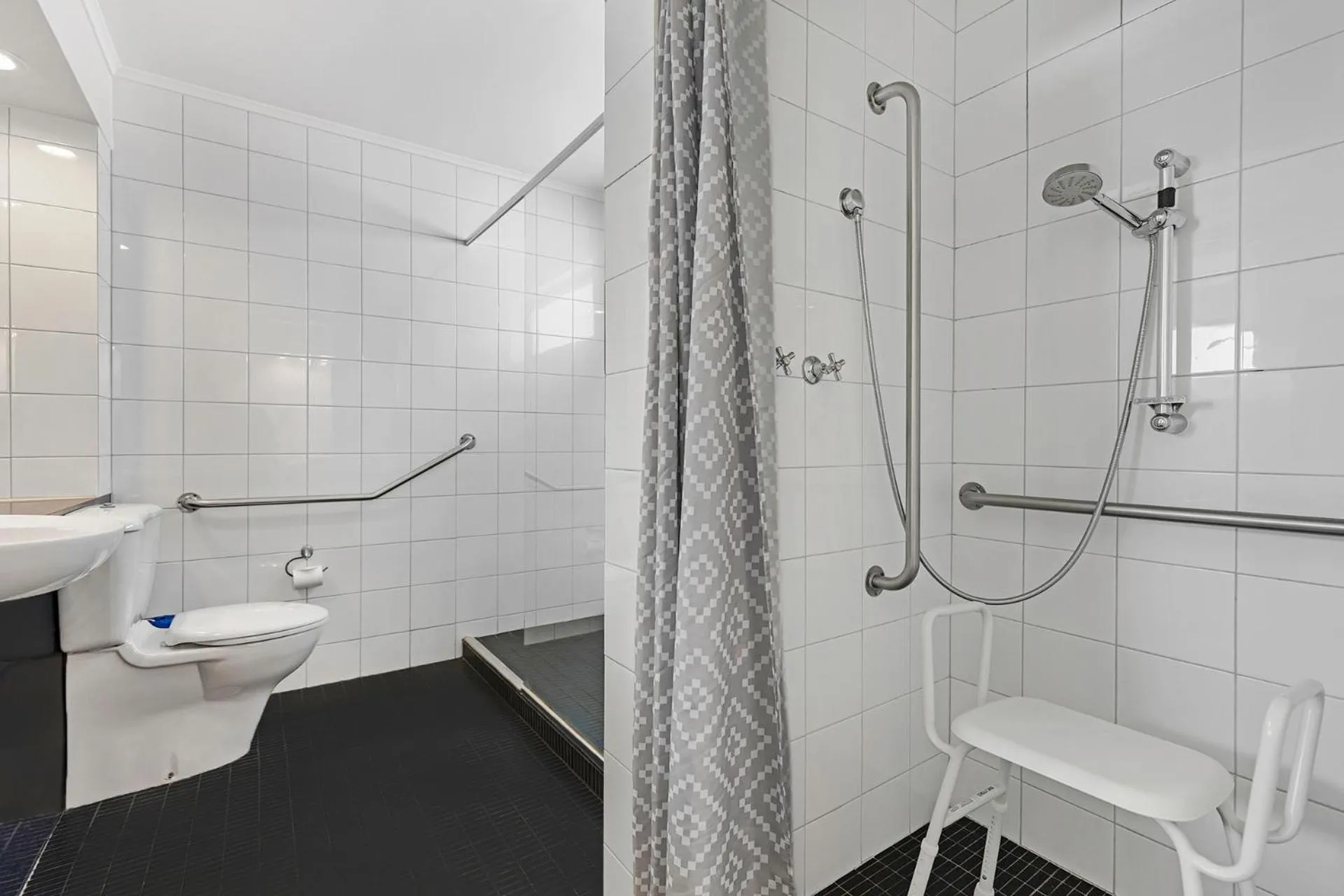 Shower in Caledonian Hotel Echuca