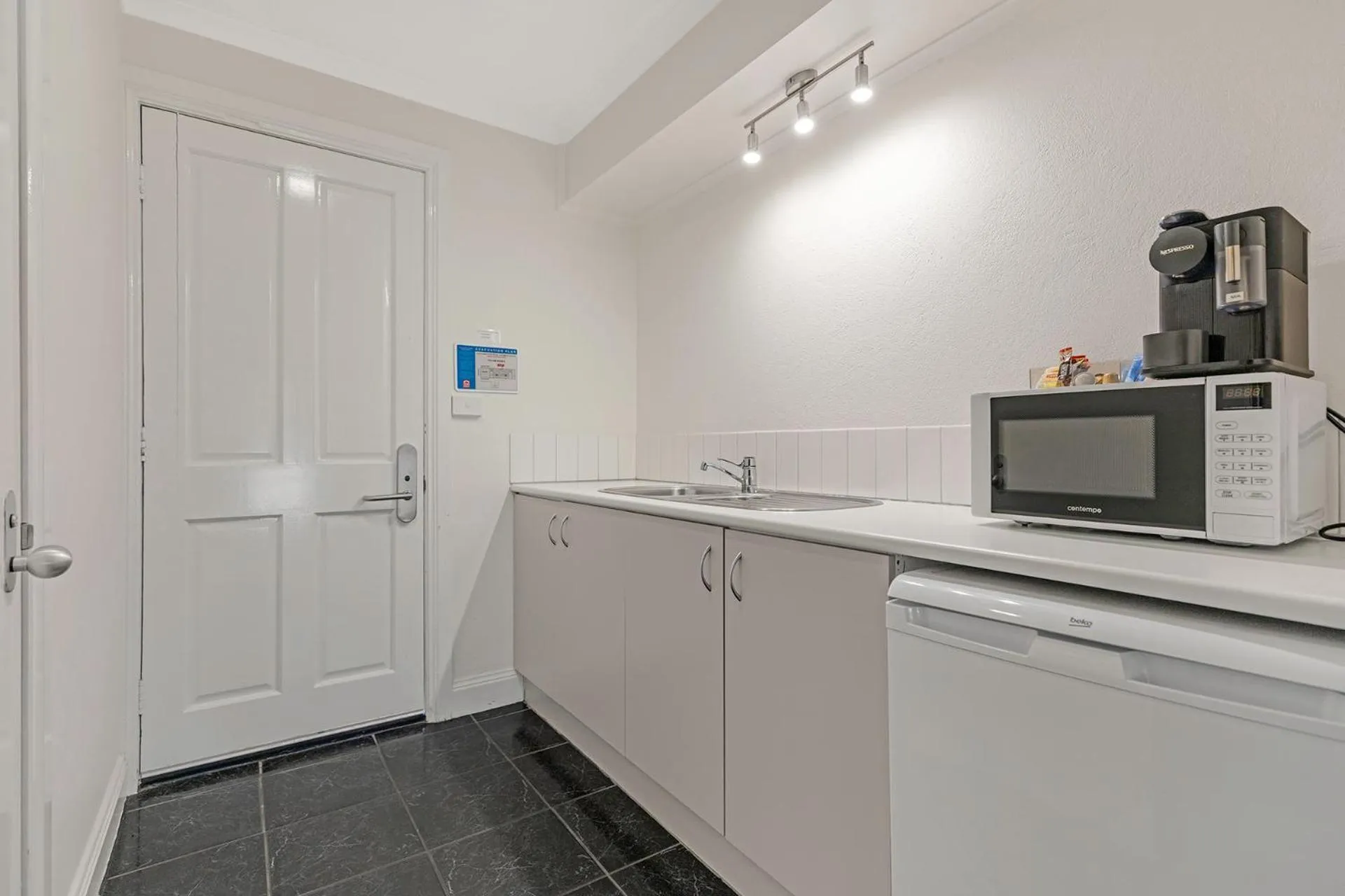 Kitchen or kitchenette in Caledonian Hotel Echuca