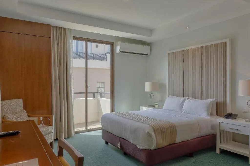 Bed in Mansion Garden Hotel