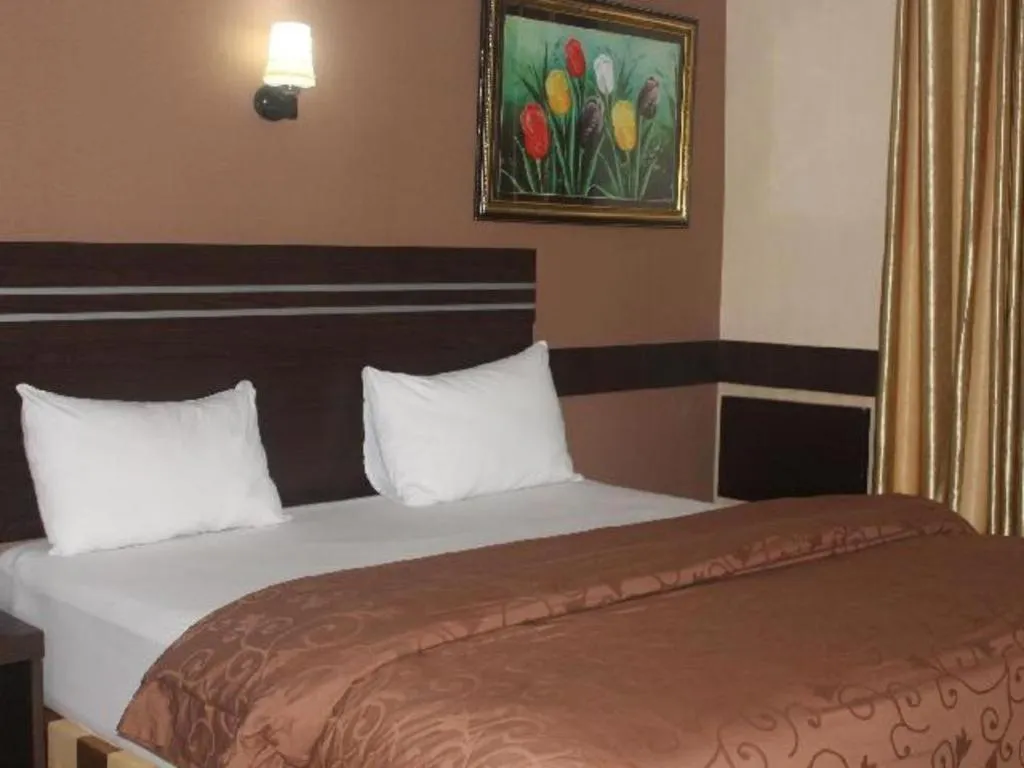 Bed in Hotel Menara Lexus