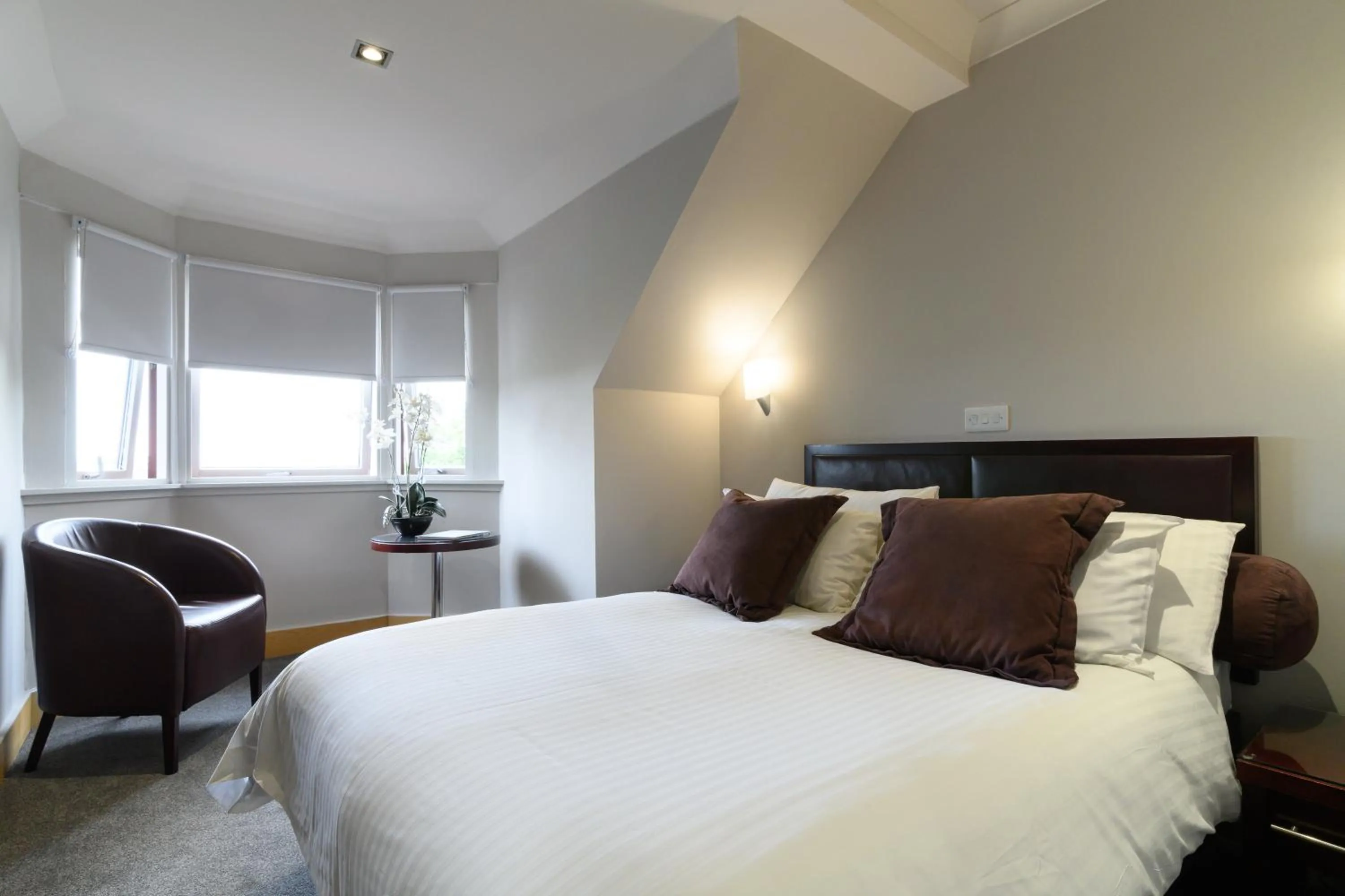 Bed in Glynhill Hotel & Spa near Glasgow Airport