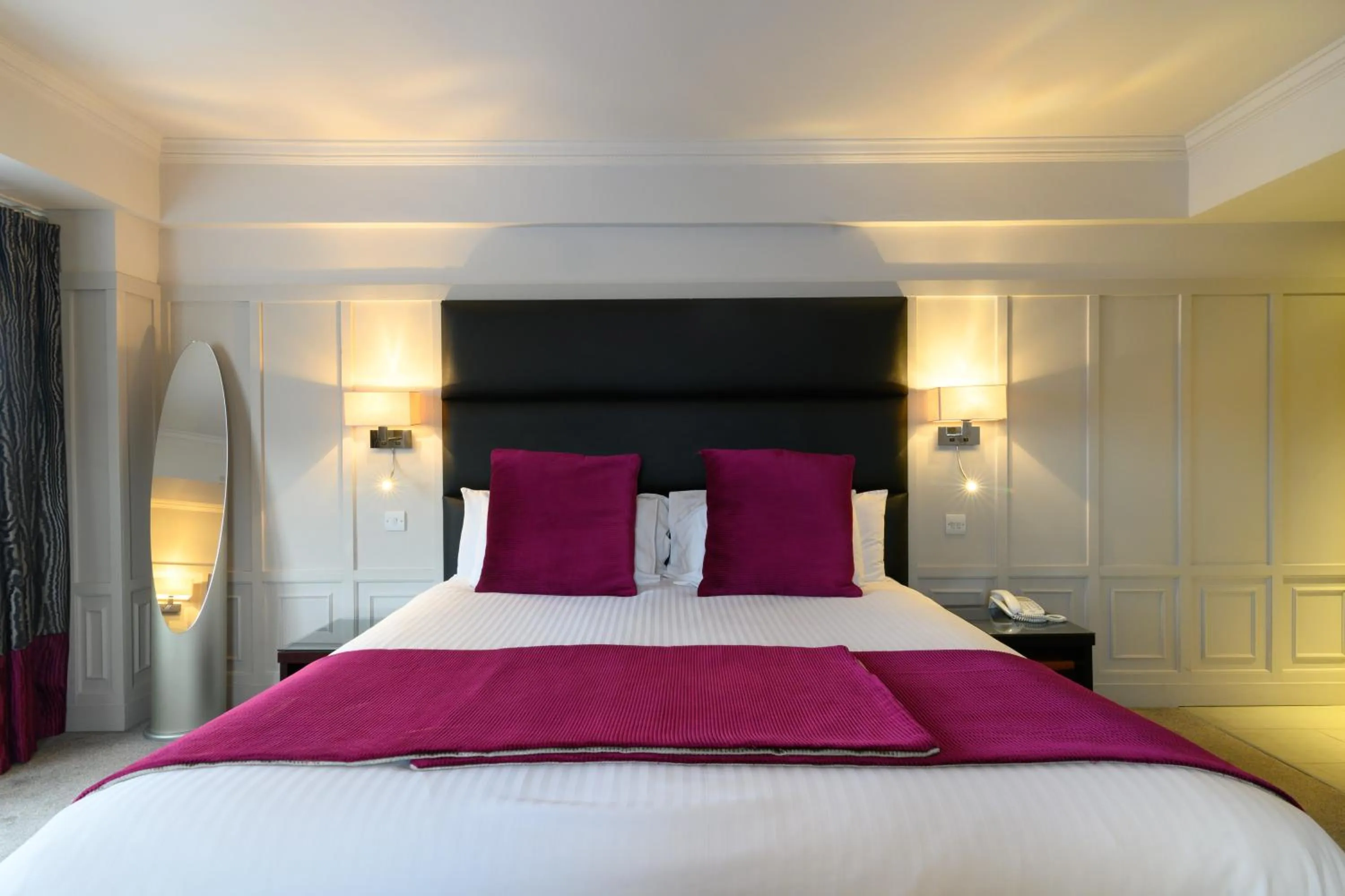 Bed in Glynhill Hotel & Spa near Glasgow Airport