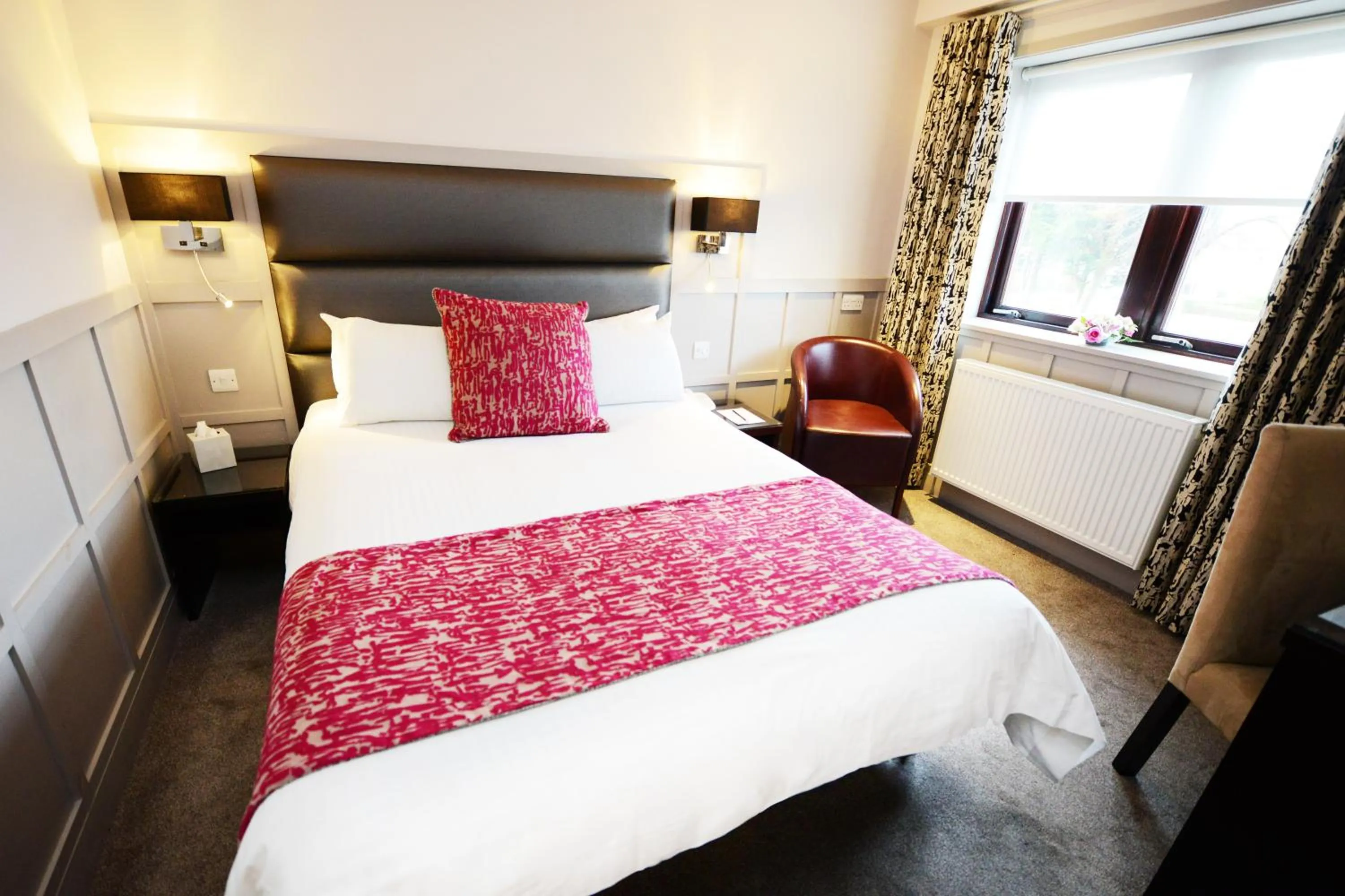 Bed in Glynhill Hotel & Spa near Glasgow Airport