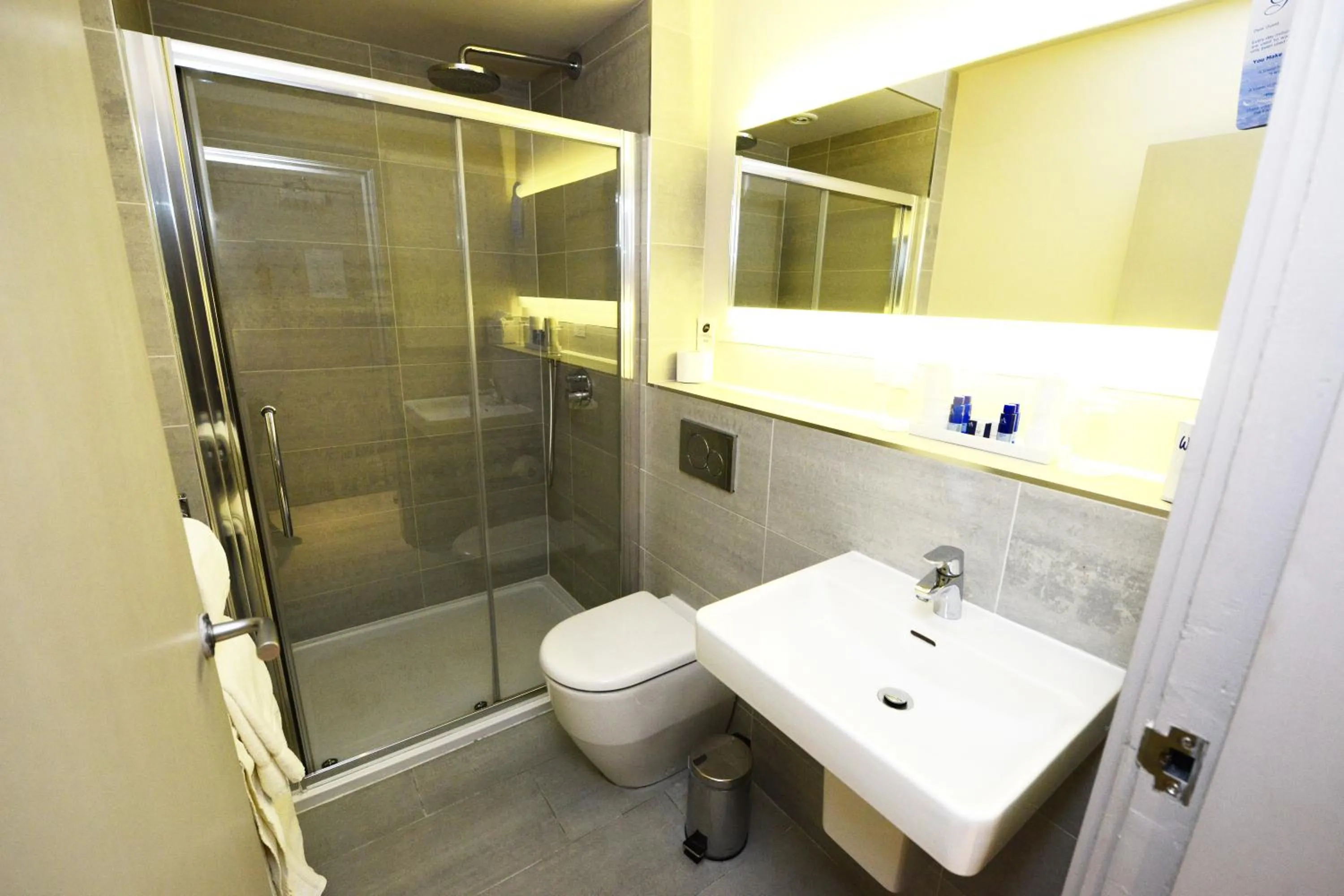 Shower in Glynhill Hotel & Spa near Glasgow Airport