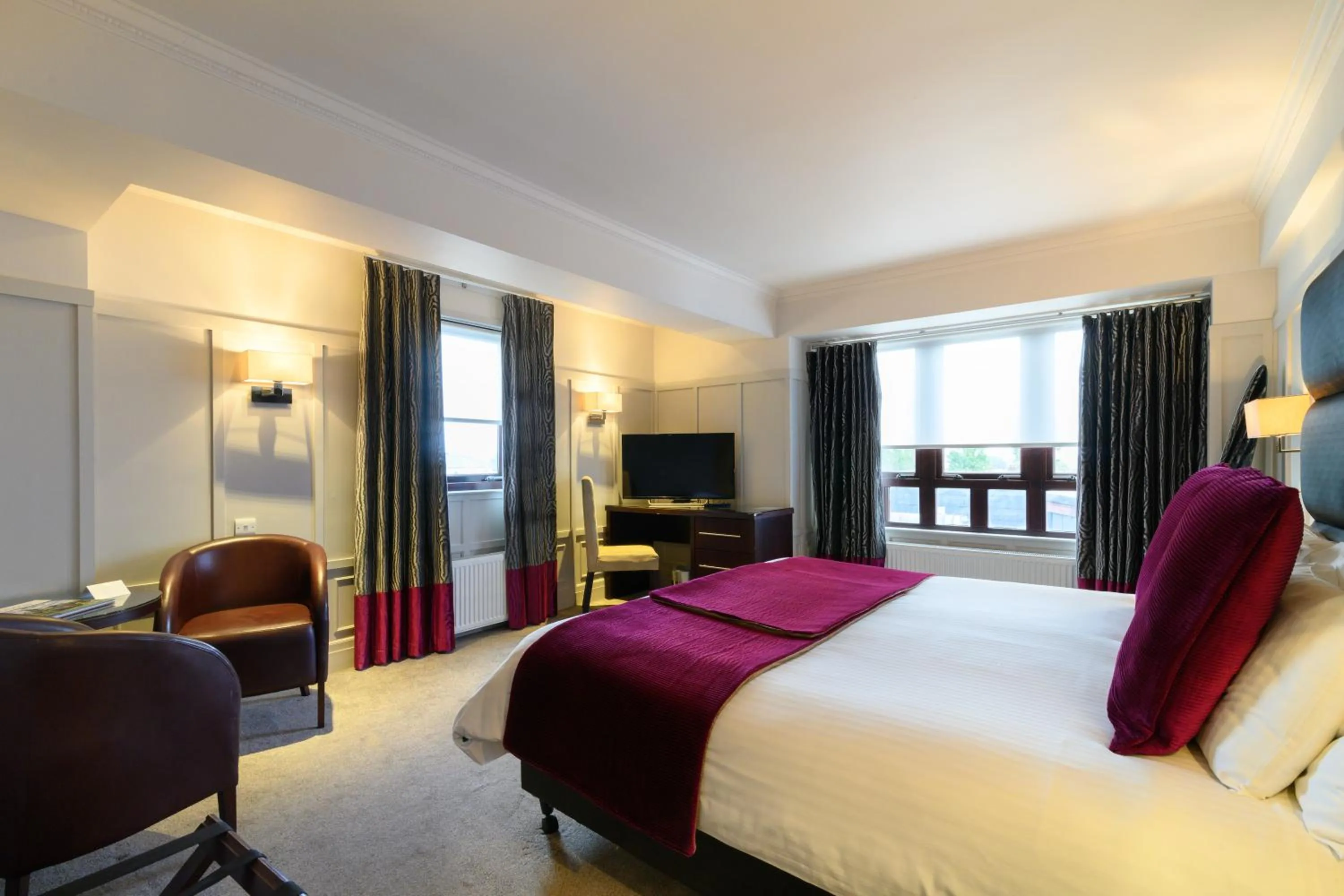 Bed in Glynhill Hotel & Spa near Glasgow Airport