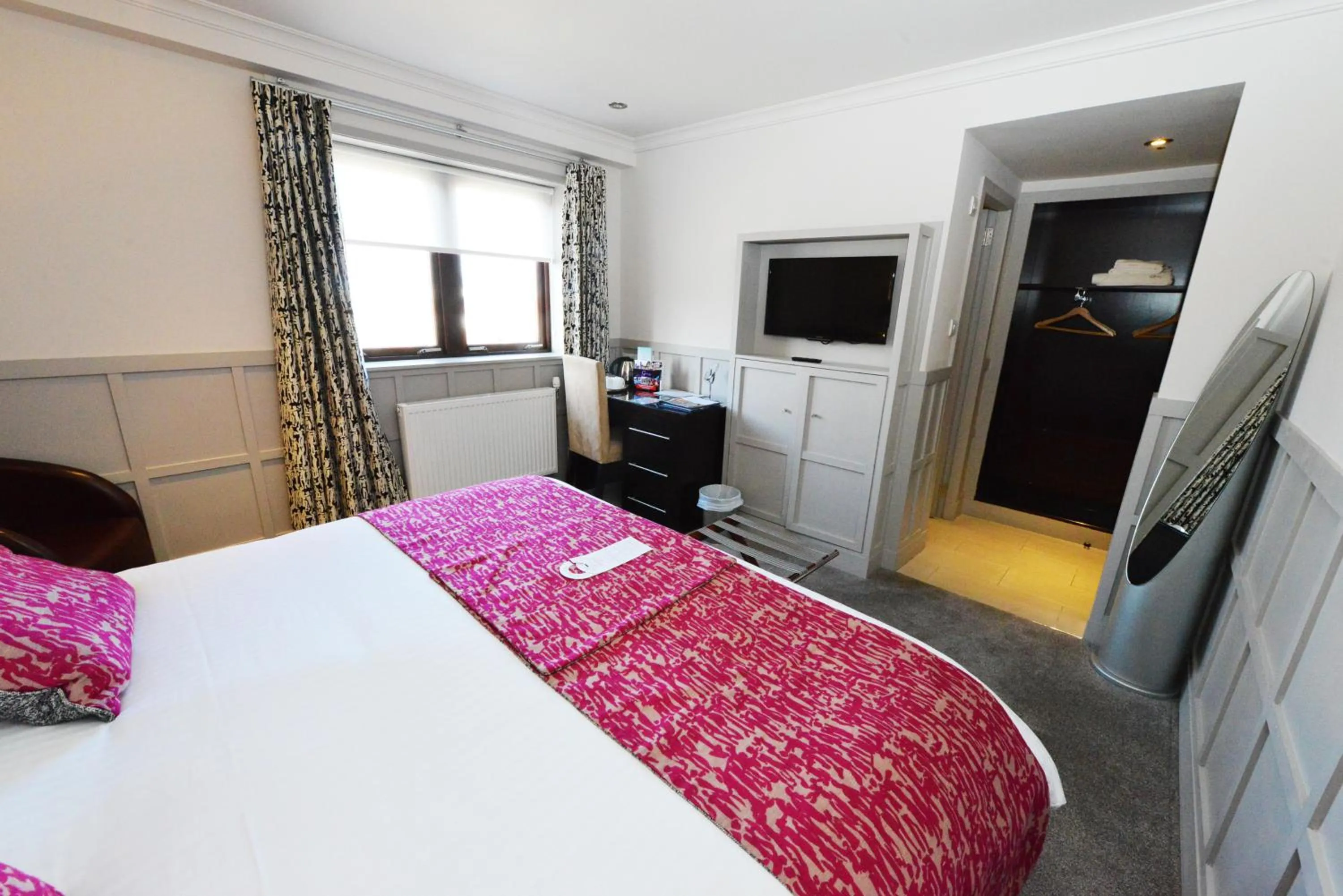 Bed in Glynhill Hotel & Spa near Glasgow Airport