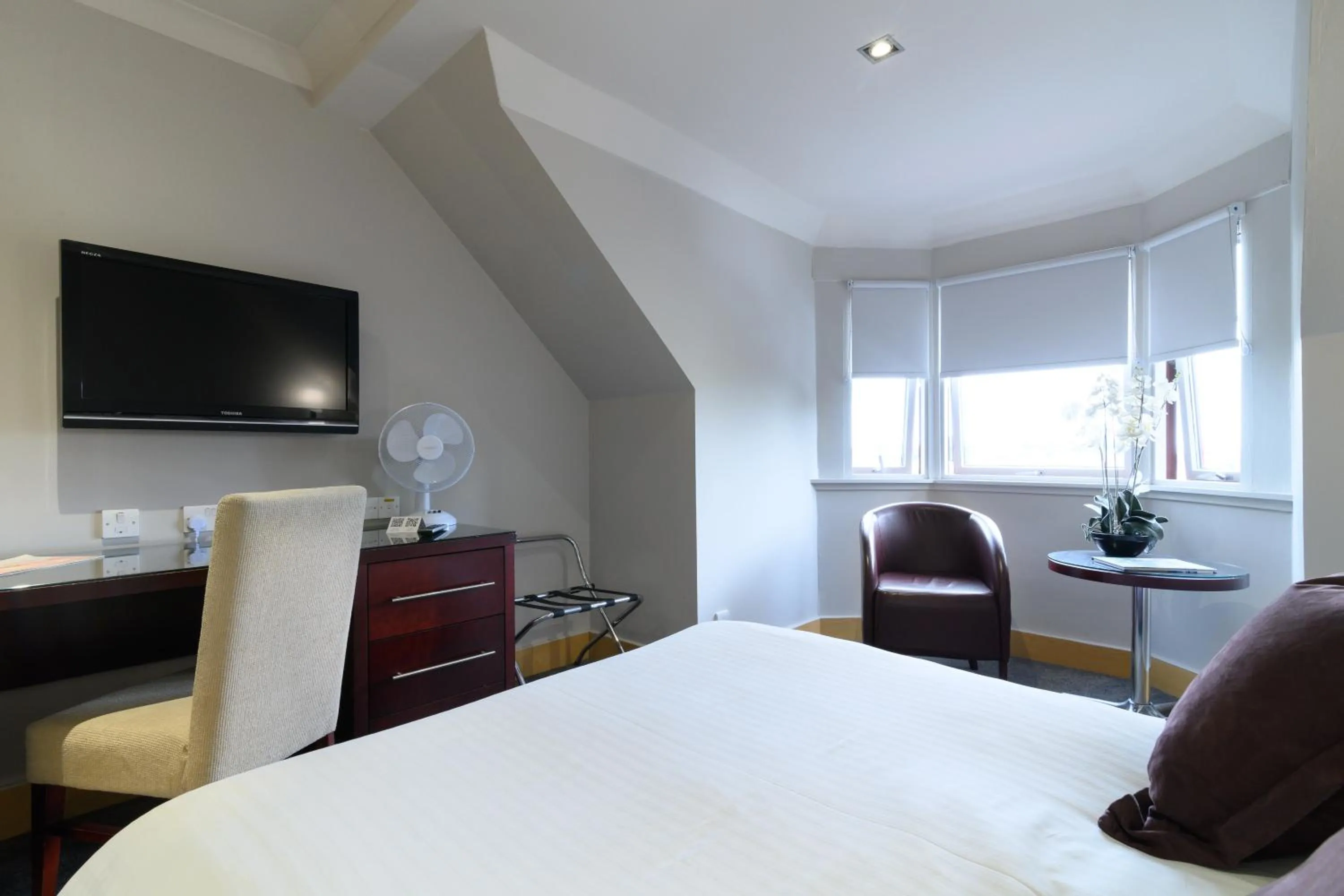 Bed in Glynhill Hotel & Spa near Glasgow Airport
