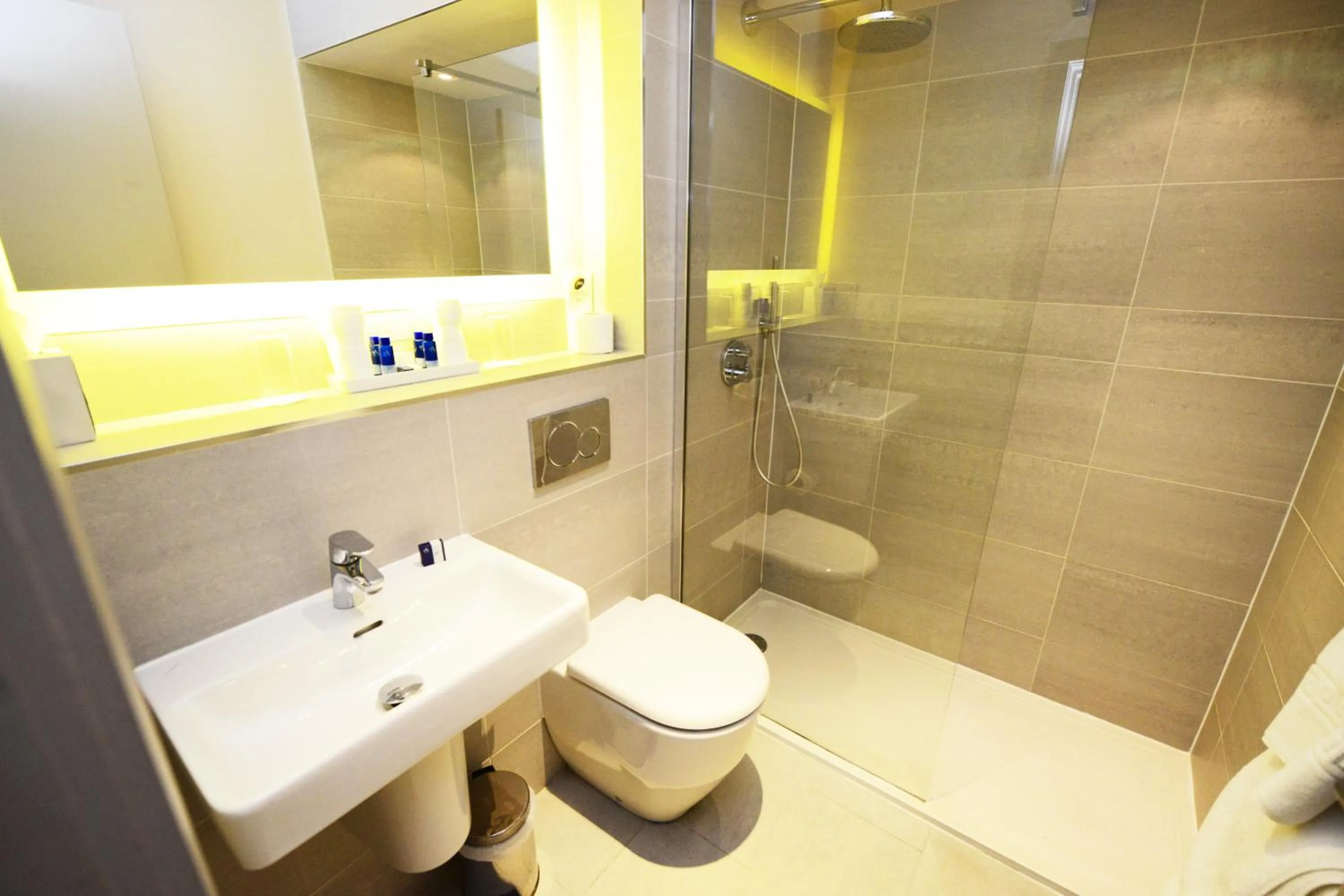 Shower in Glynhill Hotel & Spa near Glasgow Airport